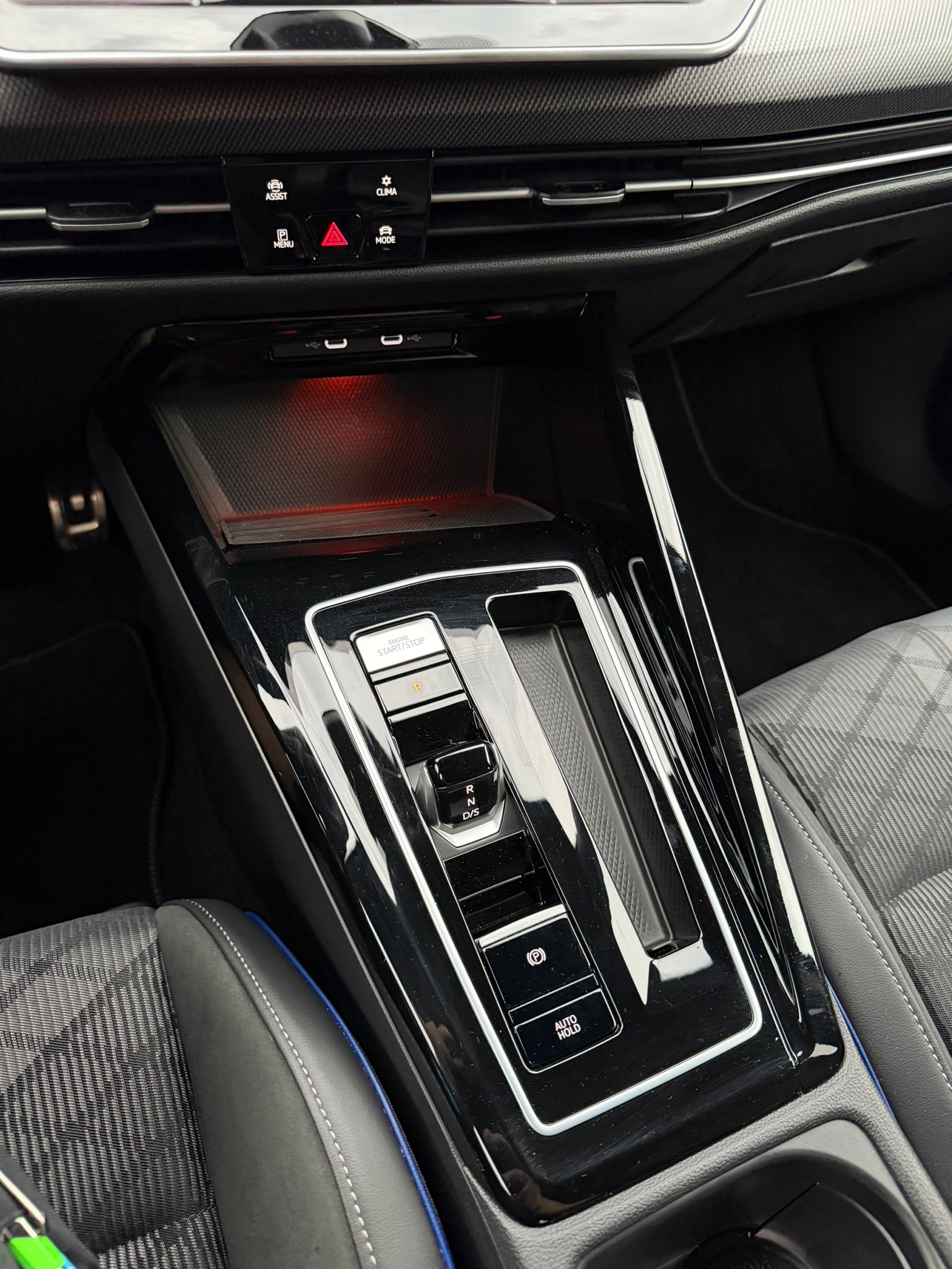VW Golf Variant 1.5 eTSI mHEV R-Line-image-21