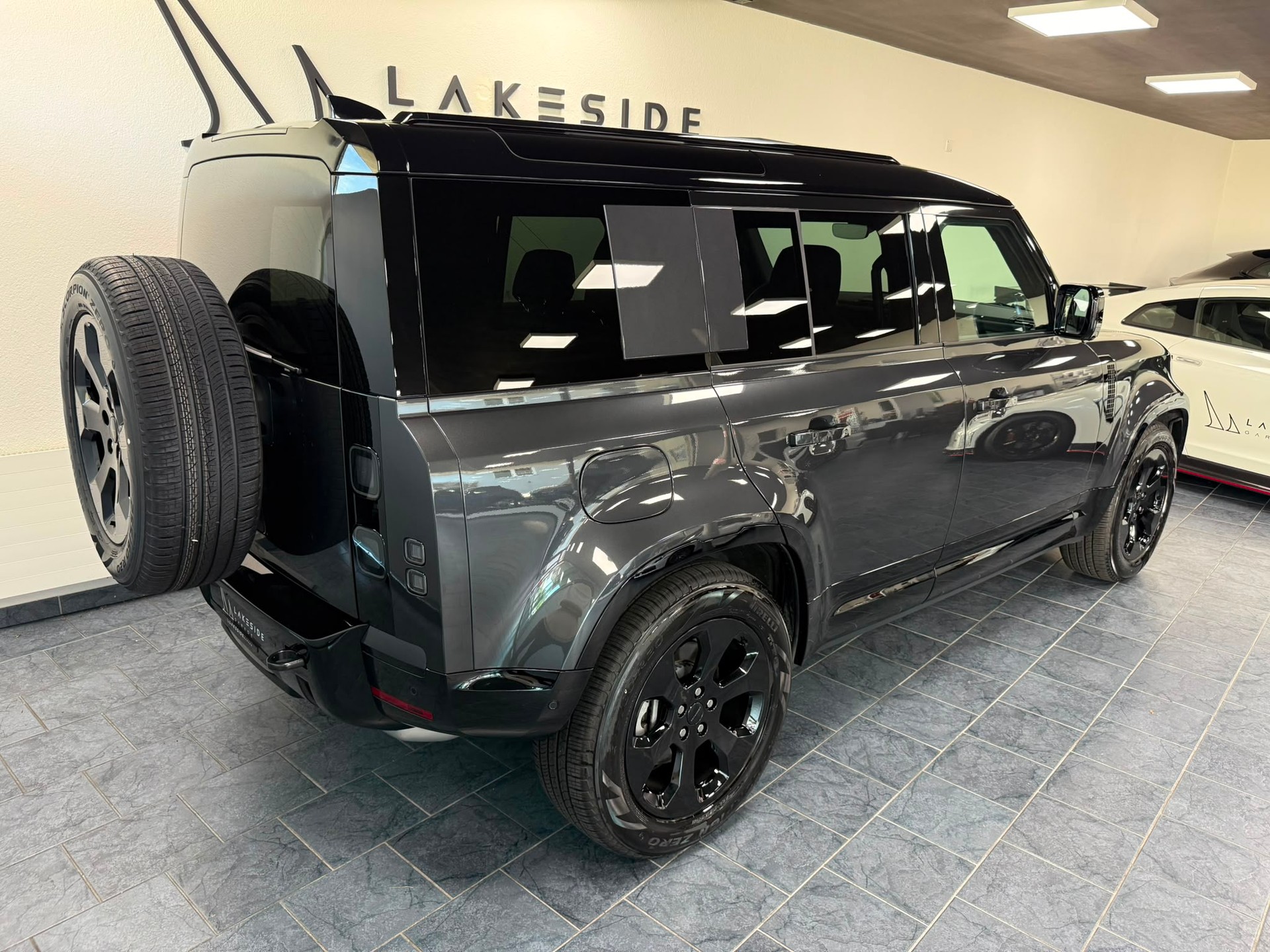 LAND ROVER Defender 110 3.0 D I6 350 X-Dynamic SE AWD AT8-showroom-element-3