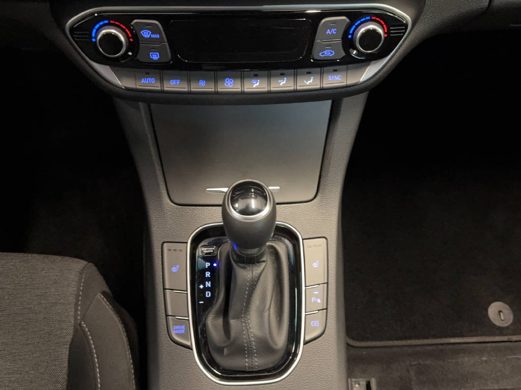 HYUNDAI i30 1.5 T-GDi Amplia-image-8