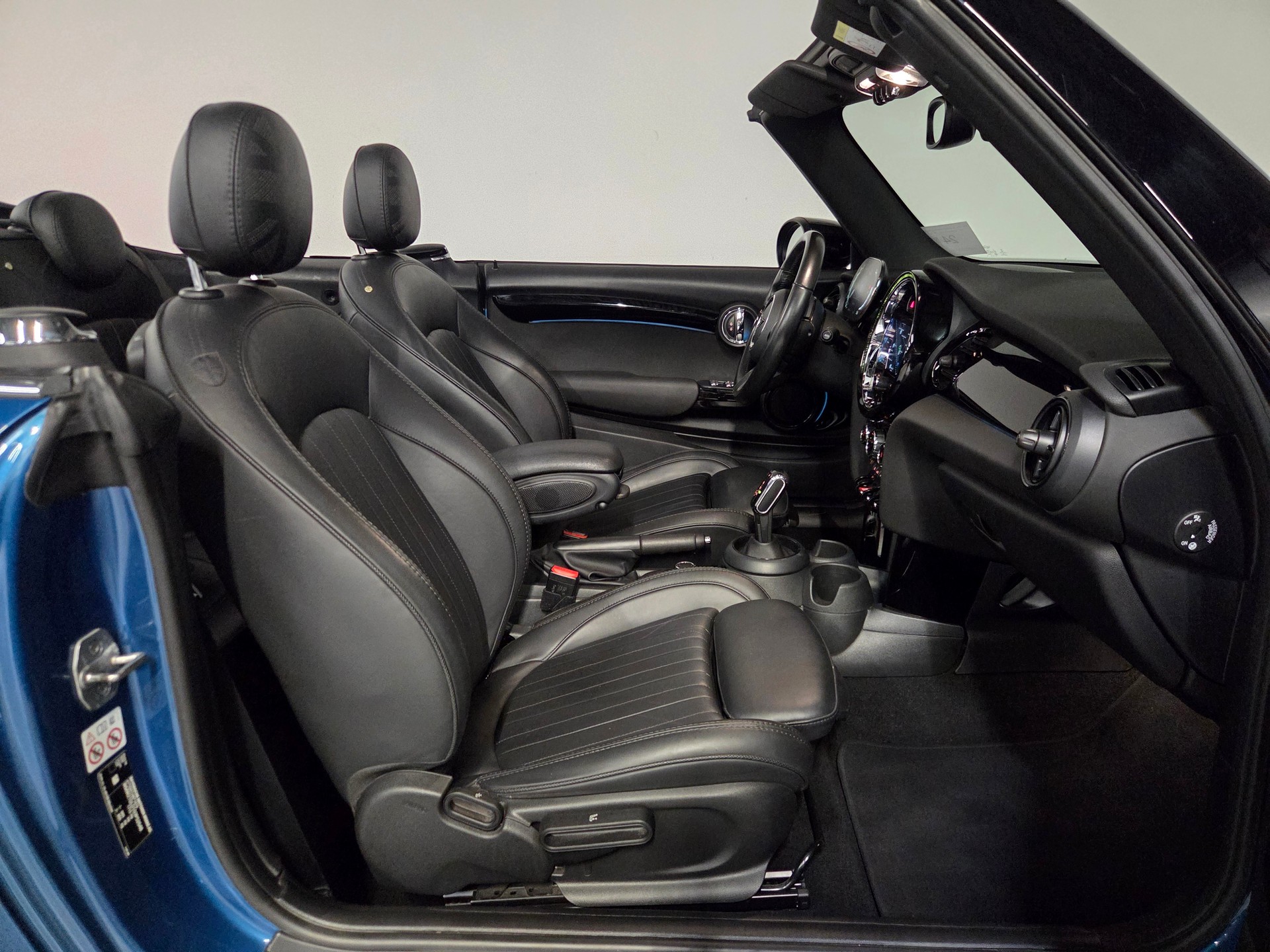 MINI Cabrio F57 1.5i Cooper-image-12