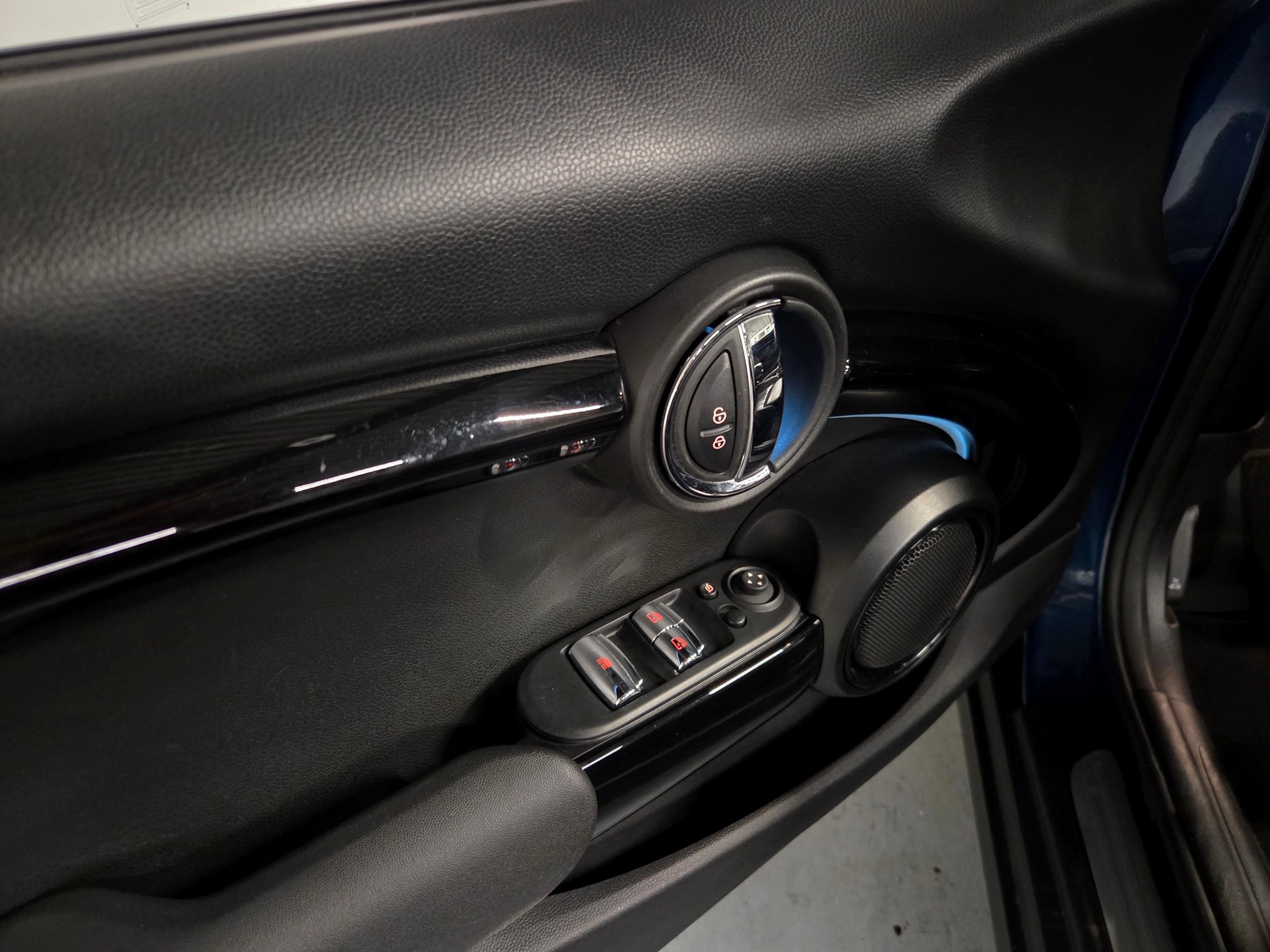 MINI Cabrio F57 1.5i Cooper-image-22