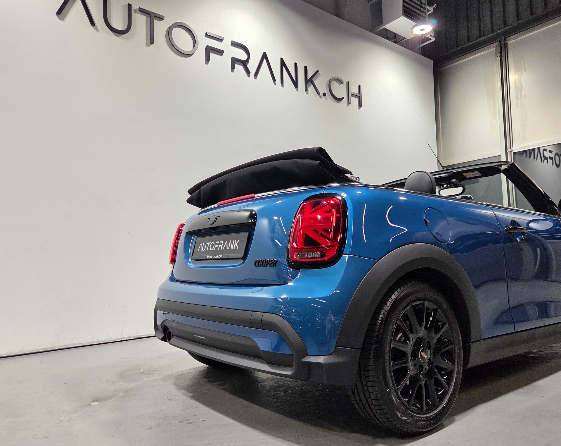 MINI Cabrio F57 1.5i Cooper-image-9