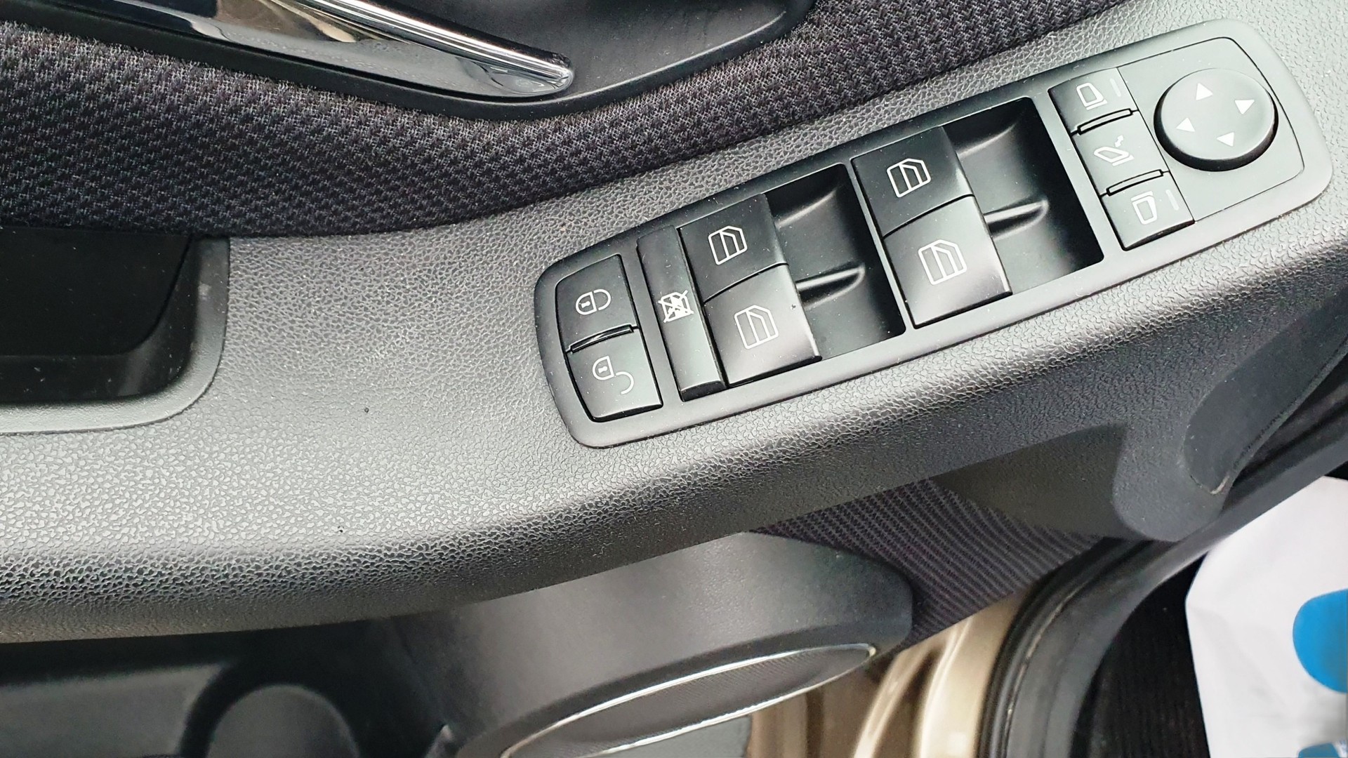 MERCEDES-BENZ A 170 Avantgarde Edition A-image-15