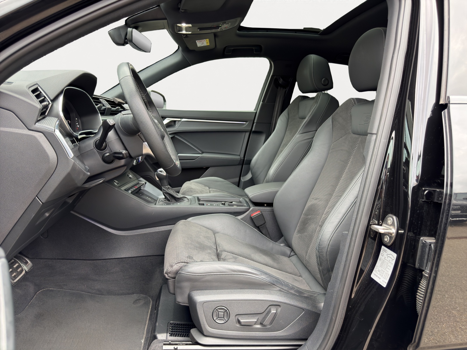 AUDI Q3 Sportback 40 TDI S line Attraction 200PS-image-4