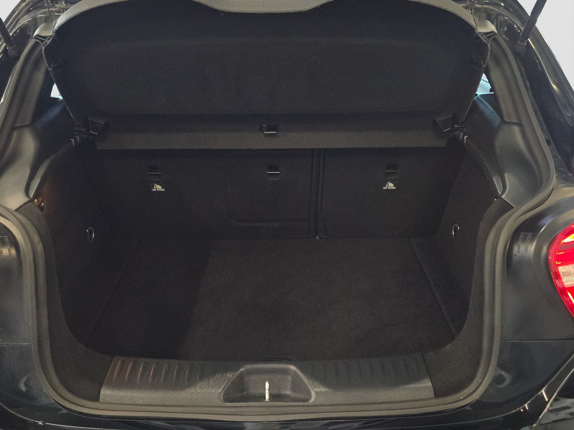 MERCEDES-BENZ A 200 AMG Line 7G-DCT-image-9