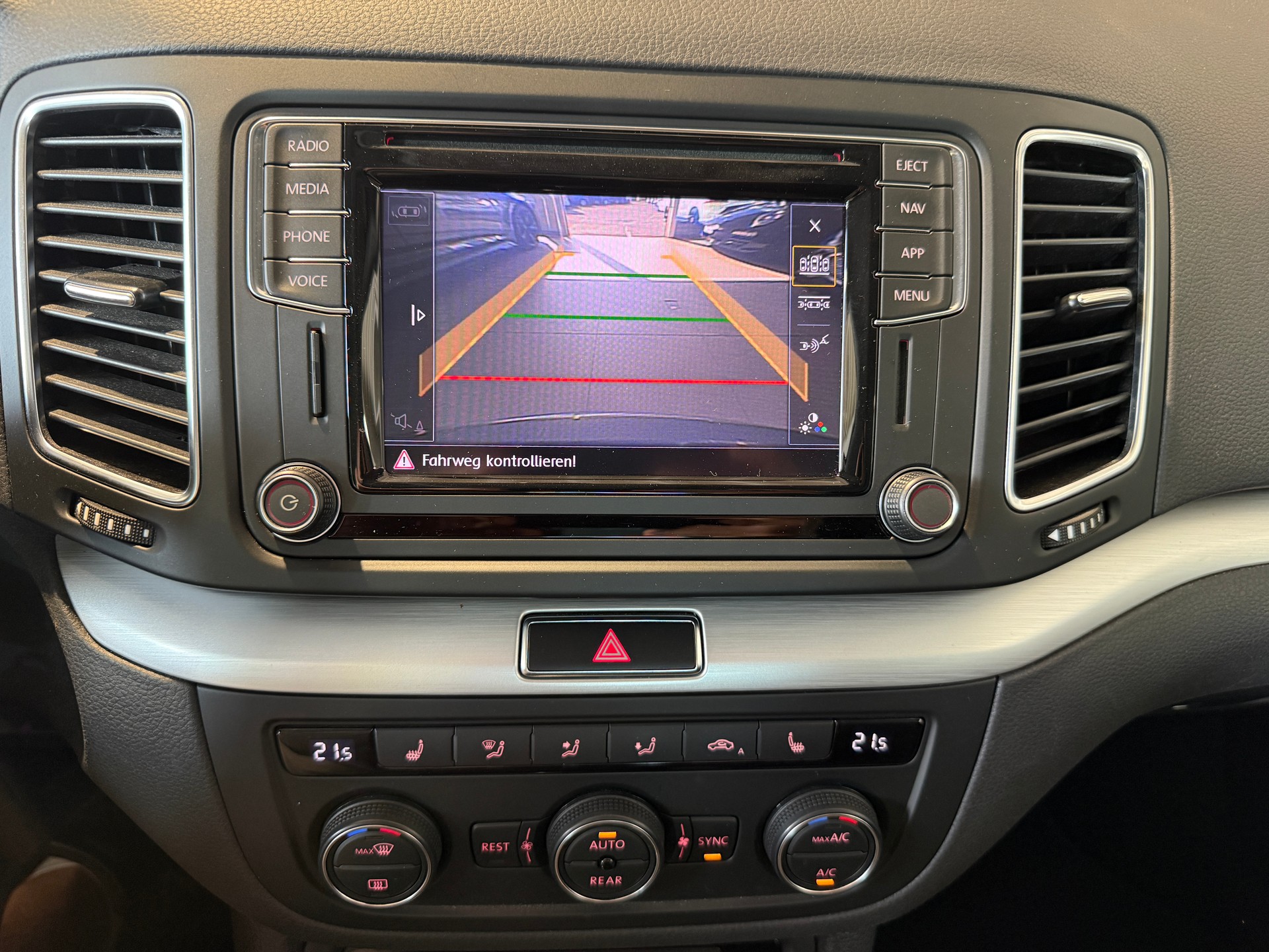 VW Sharan 1.4 TSI BlMT Comfortline DSG ***7-SITZE / DISTANZREGLER***-image-14