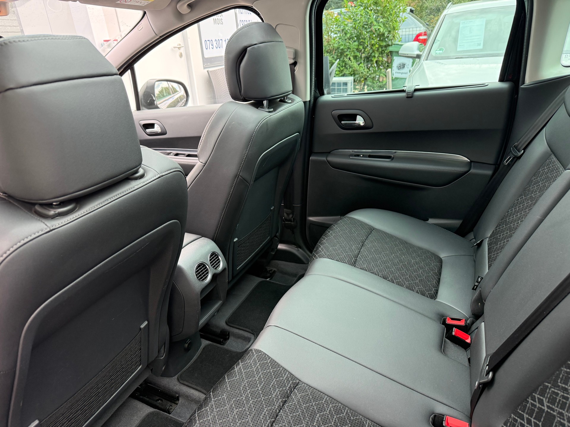 PEUGEOT 3008 1.6 16V T Allure Tiptronic-image-12