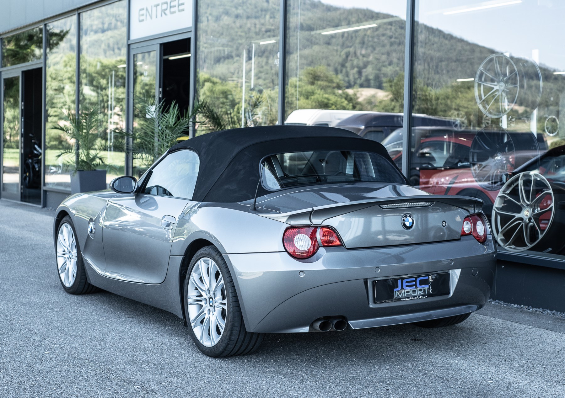 BMW Z4 3.0i Roadster-showroom-element-3