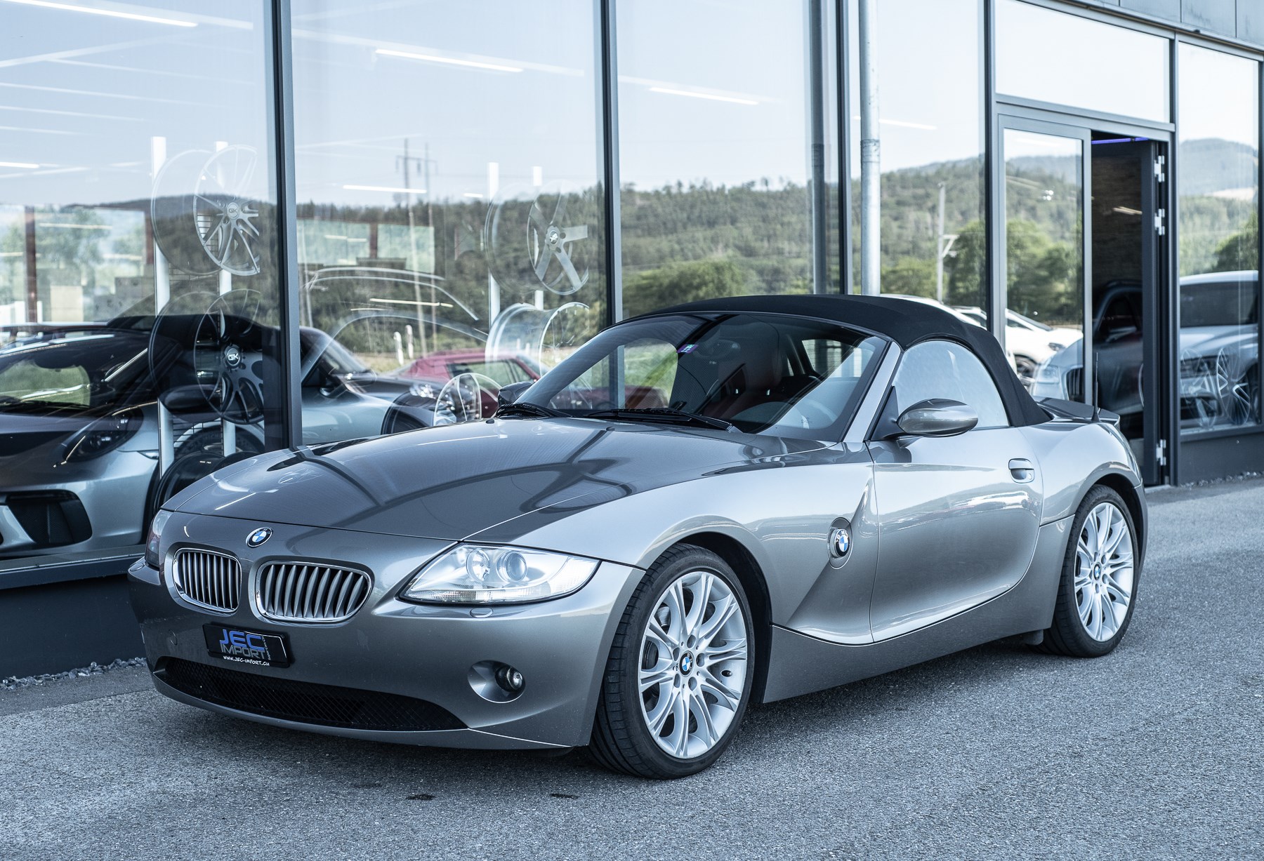 BMW Z4 3.0i Roadster-showroom-element-1