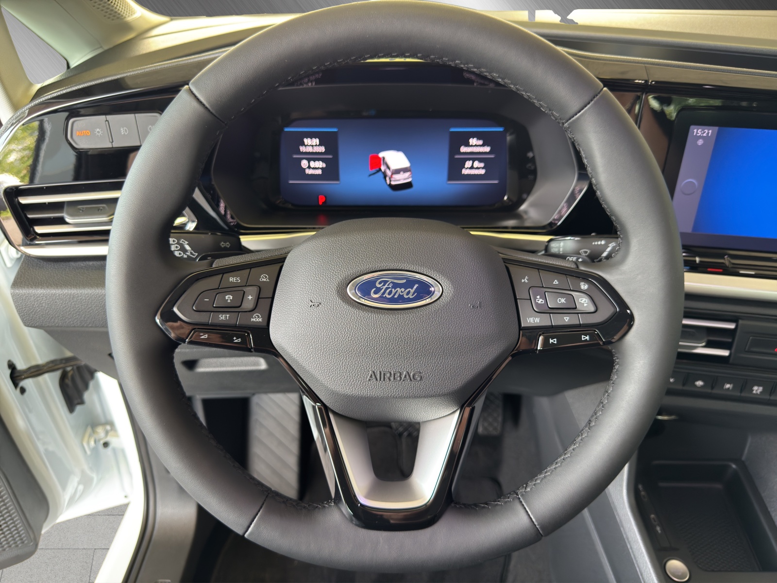 FORD TOURNEO CONNECT Grand 1.5 EcoBoost PHEV Titanium-image-9
