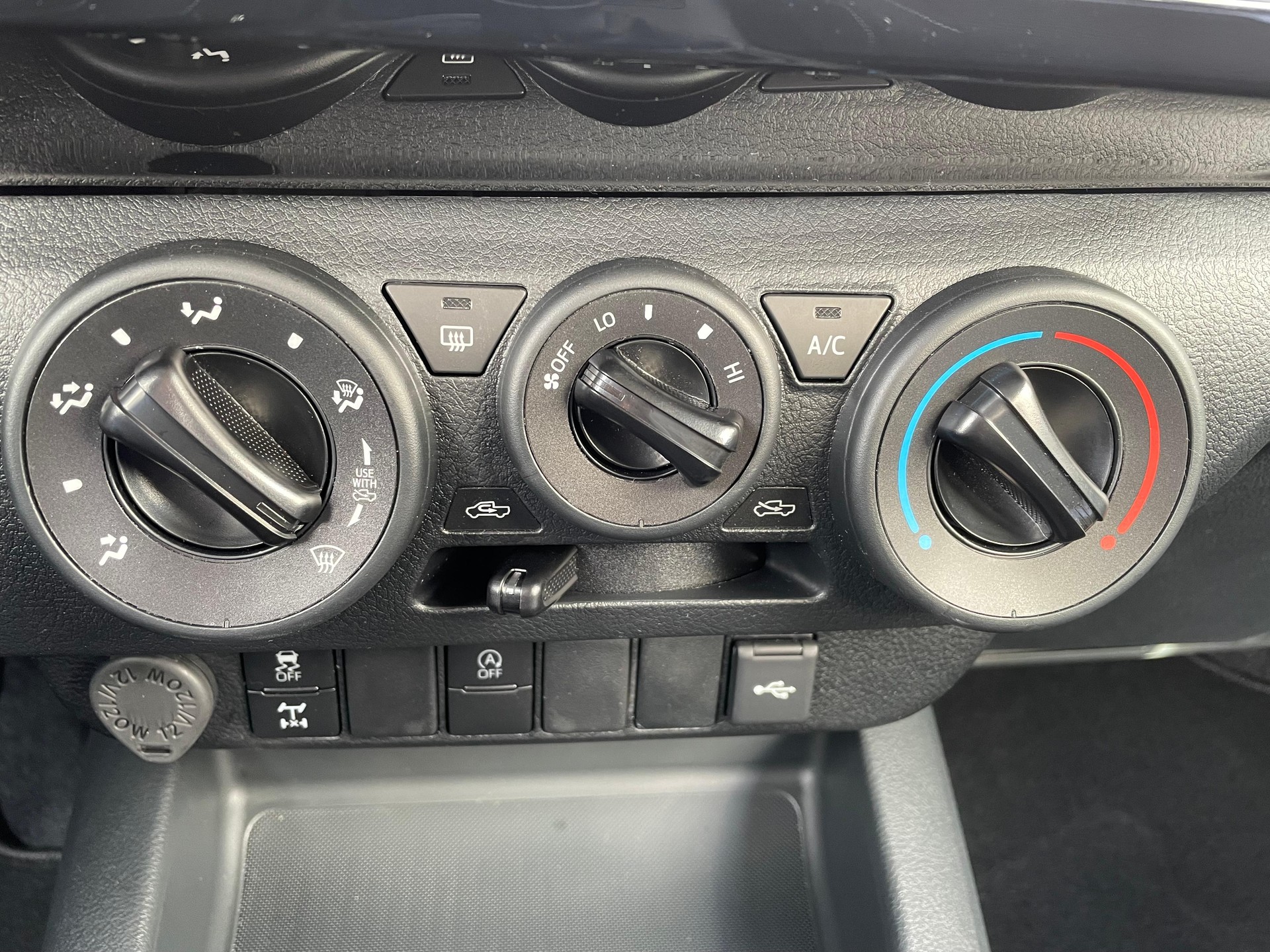 TOYOTA Hilux Extra Cab.-Pick-up 2.8 D-4D 204 Comfort-image-8