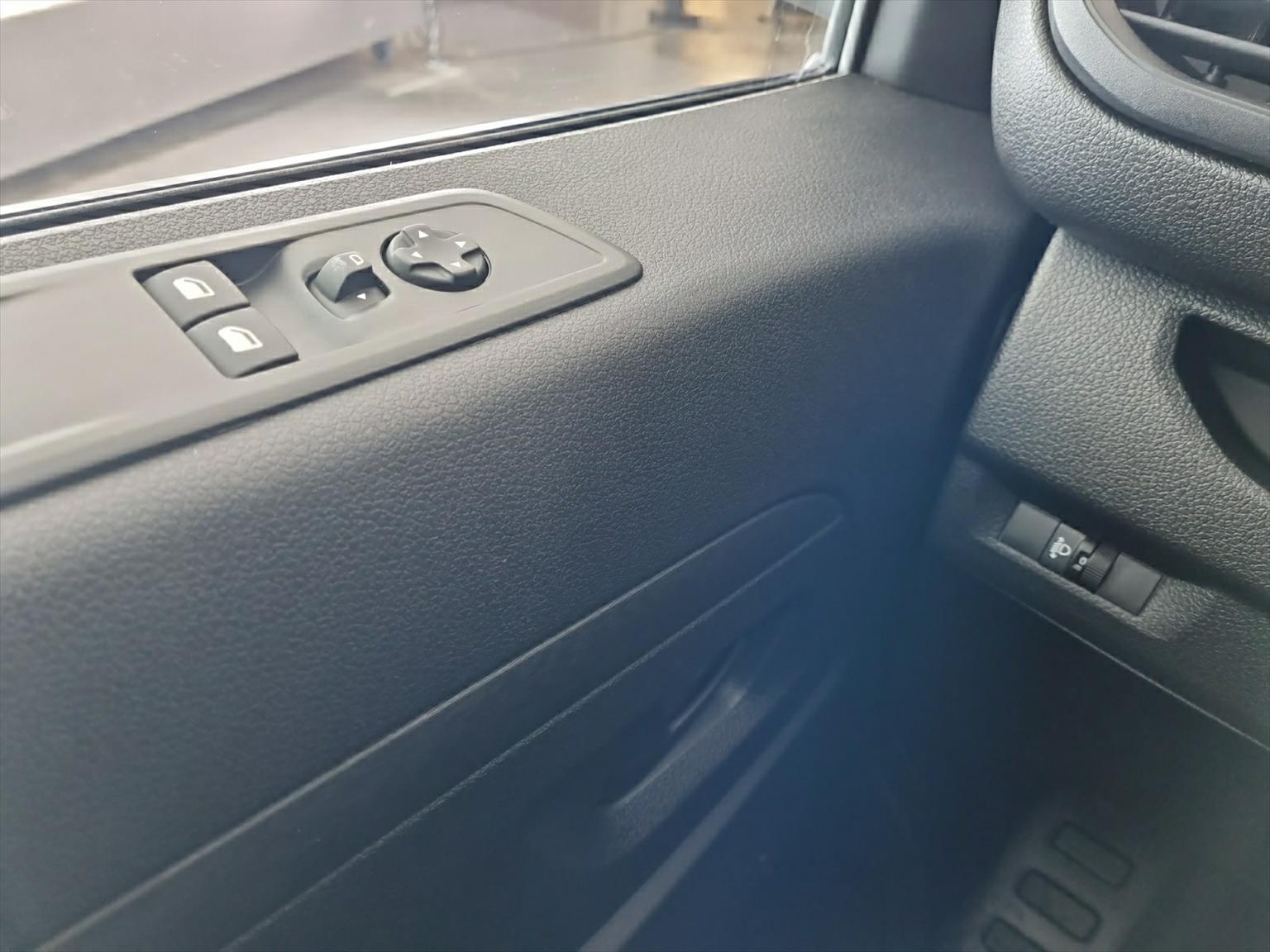 PEUGEOT e-Expert Premium 50 KWh Standard L2 DAB + Kamera-image-11