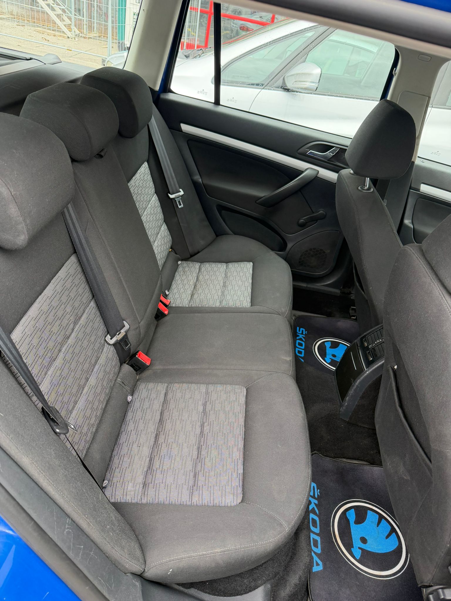 SKODA Octavia Combi 1.9 TDI Adventure 4x4-image-6
