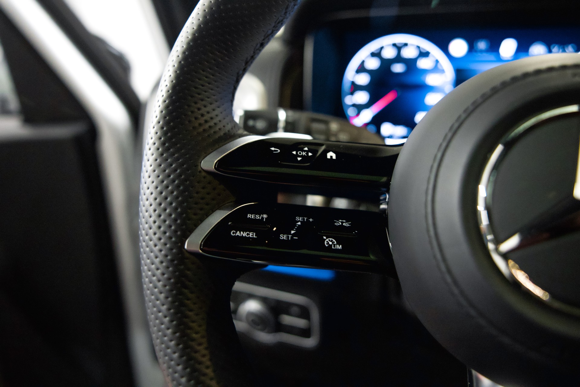 MERCEDES-BENZ G 500 9G-Tronic AMG Line *Facelift*-image-32