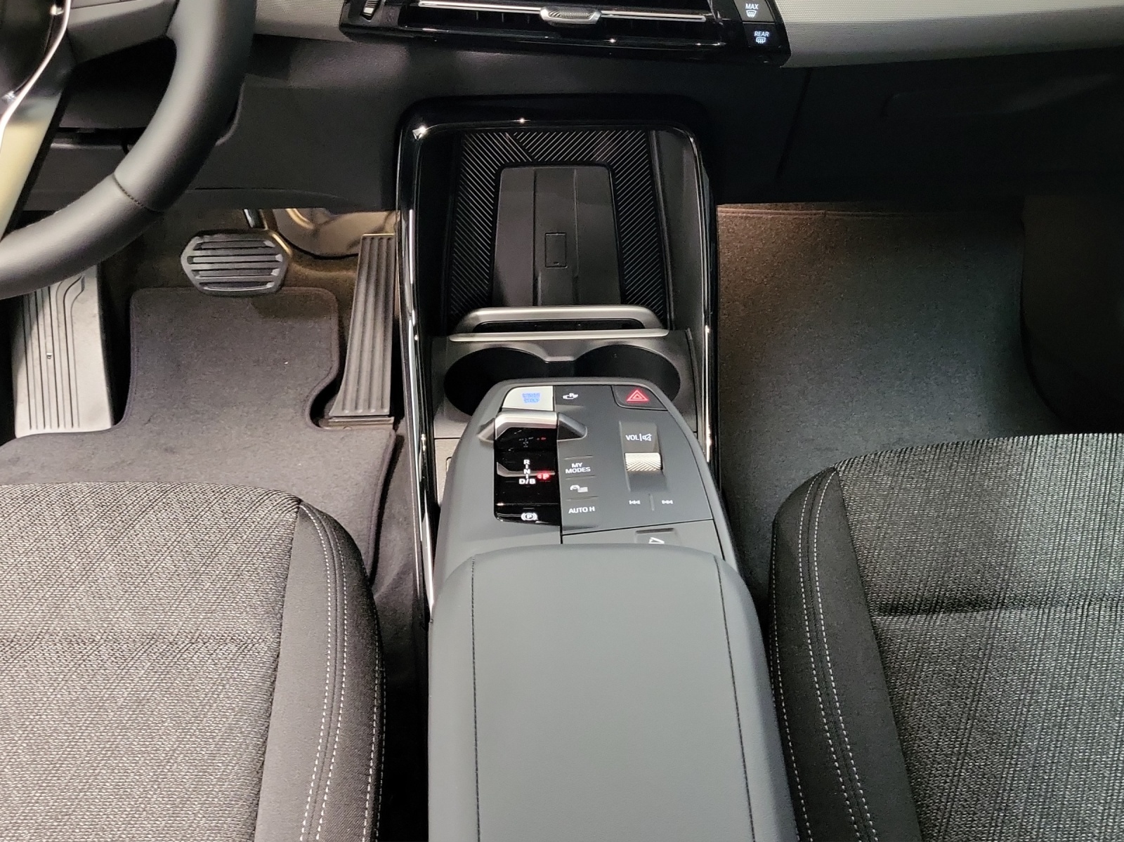 BMW iX1 eDrive 20-image-16
