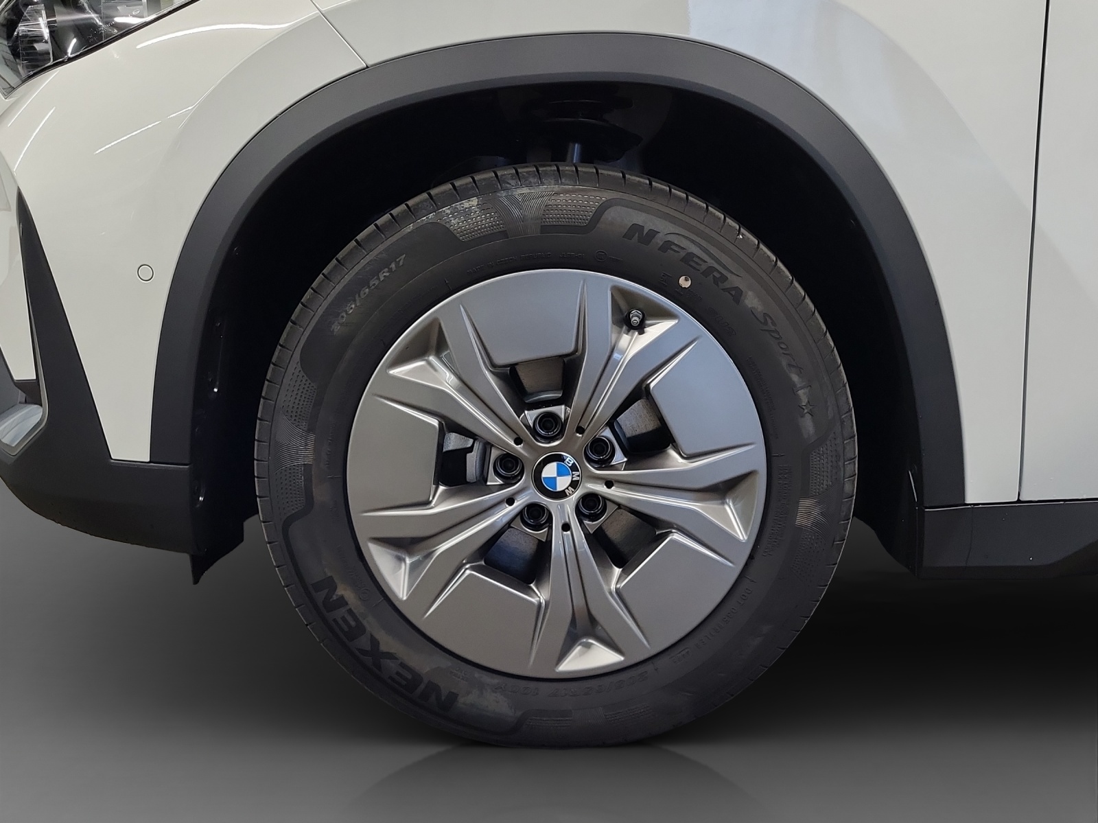 BMW iX1 eDrive 20-image-8
