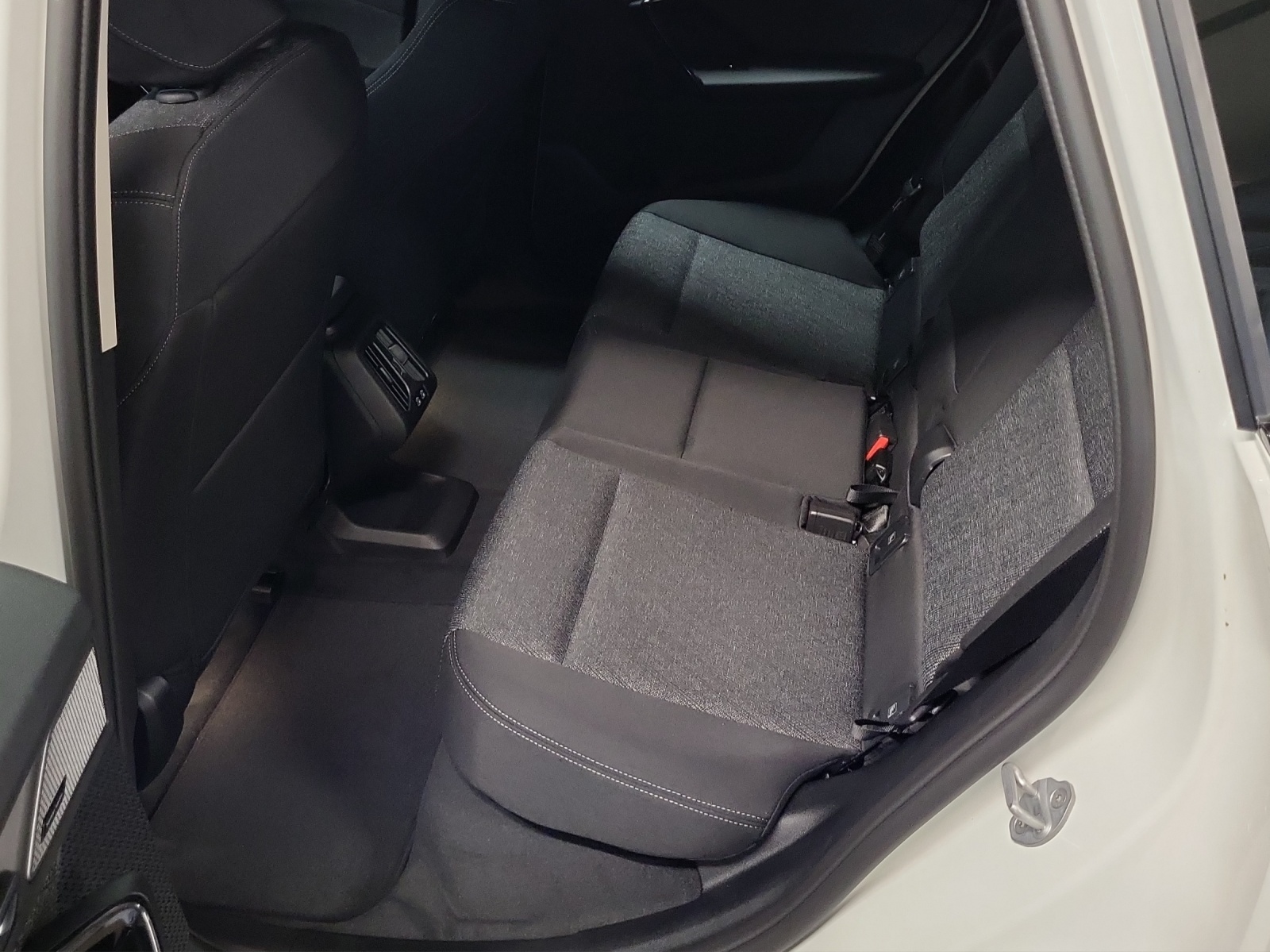 BMW iX1 eDrive 20-image-18