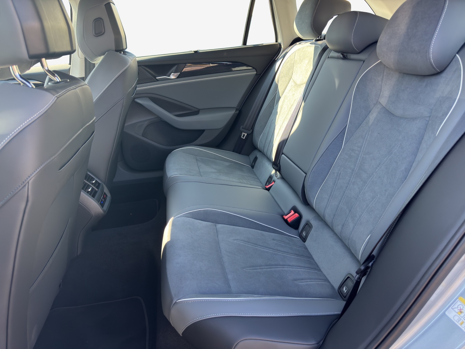 VW Passat Variant 1.5 TSI evo2 Plug-In- Hybrid Business DSG-image-11