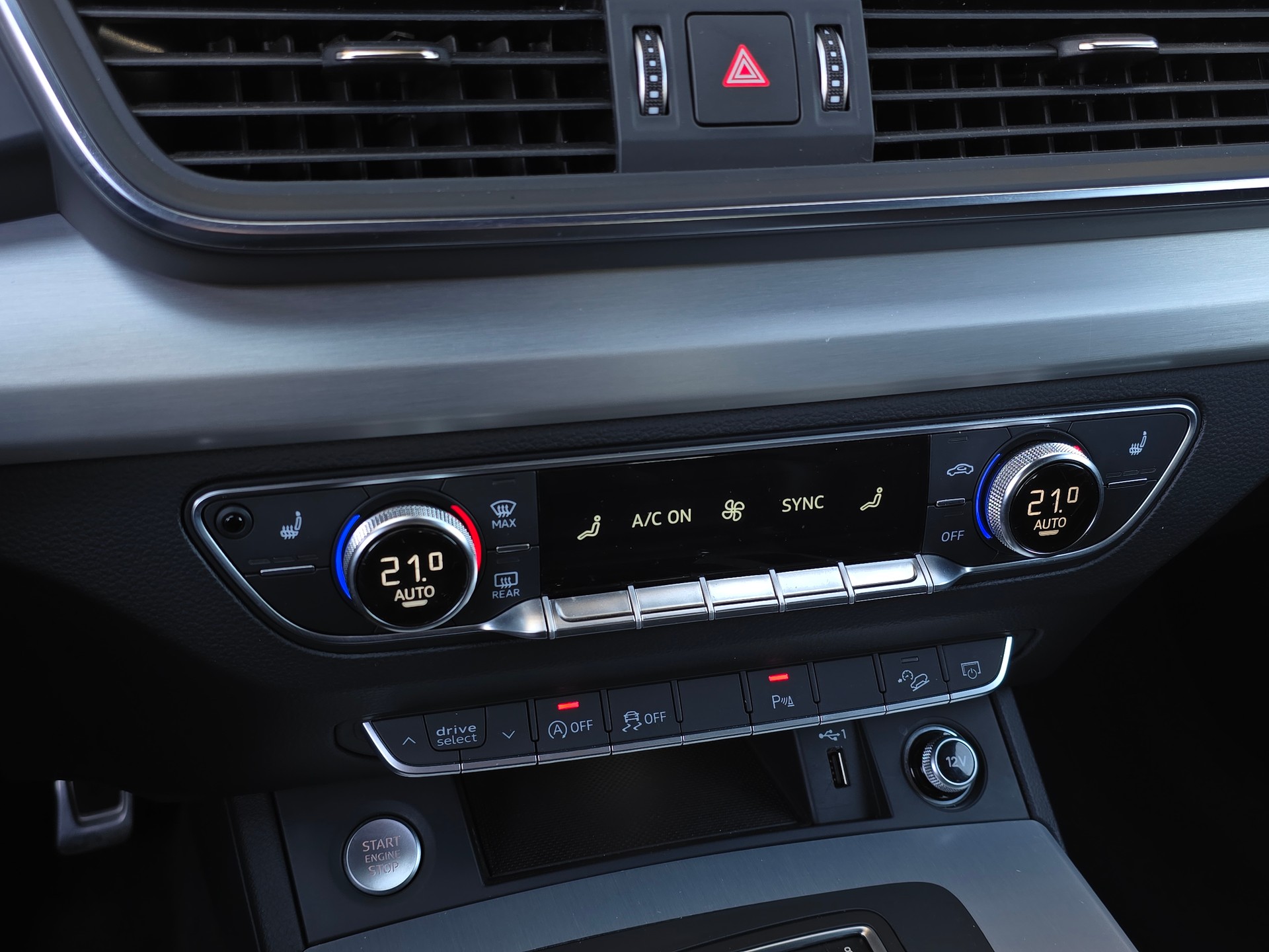 AUDI Q5 40 TDI S-Line Sport Quattro S-tronic-image-28