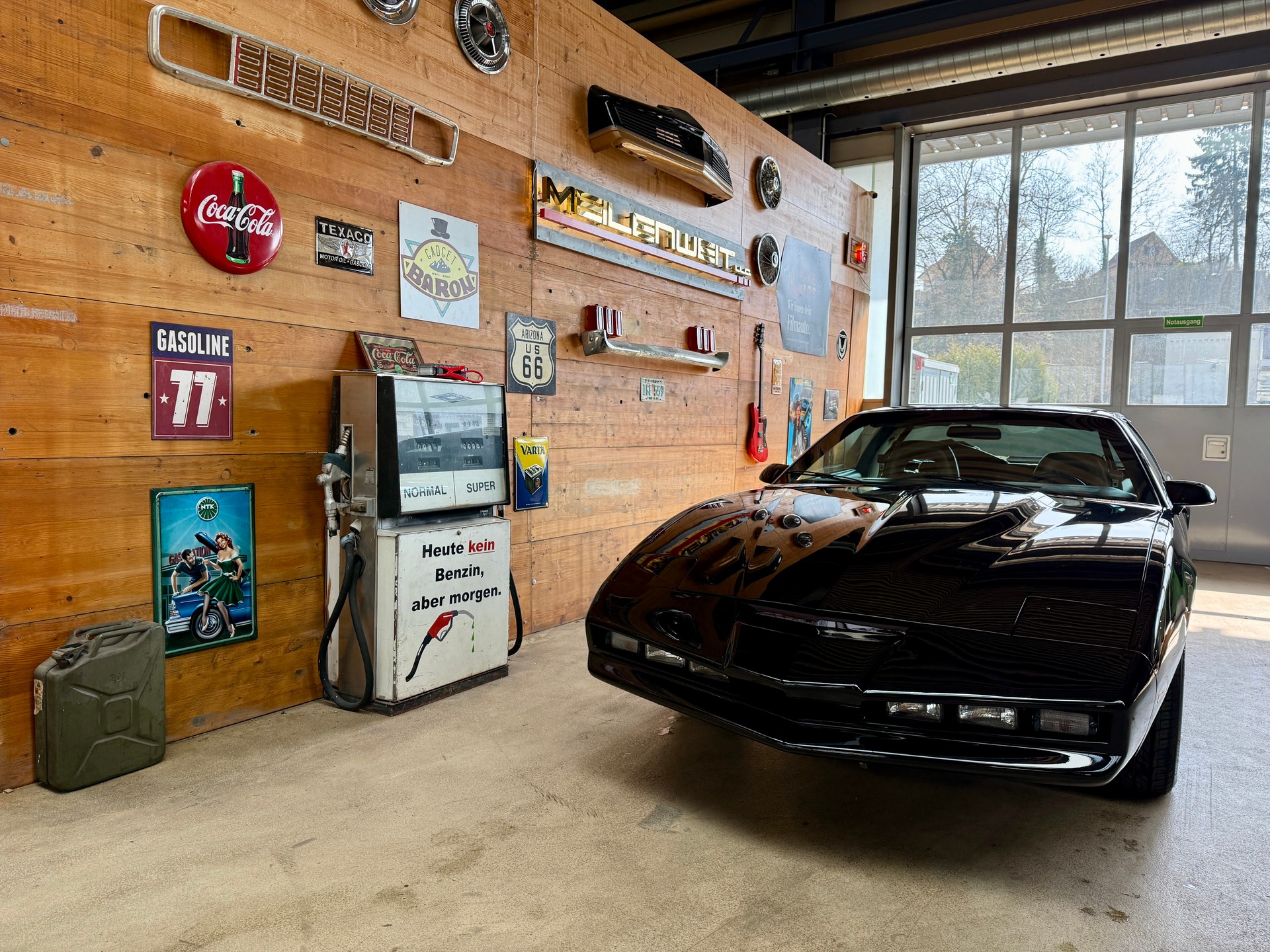 PONTIAC Firebird Trans Am-showroom-element-2