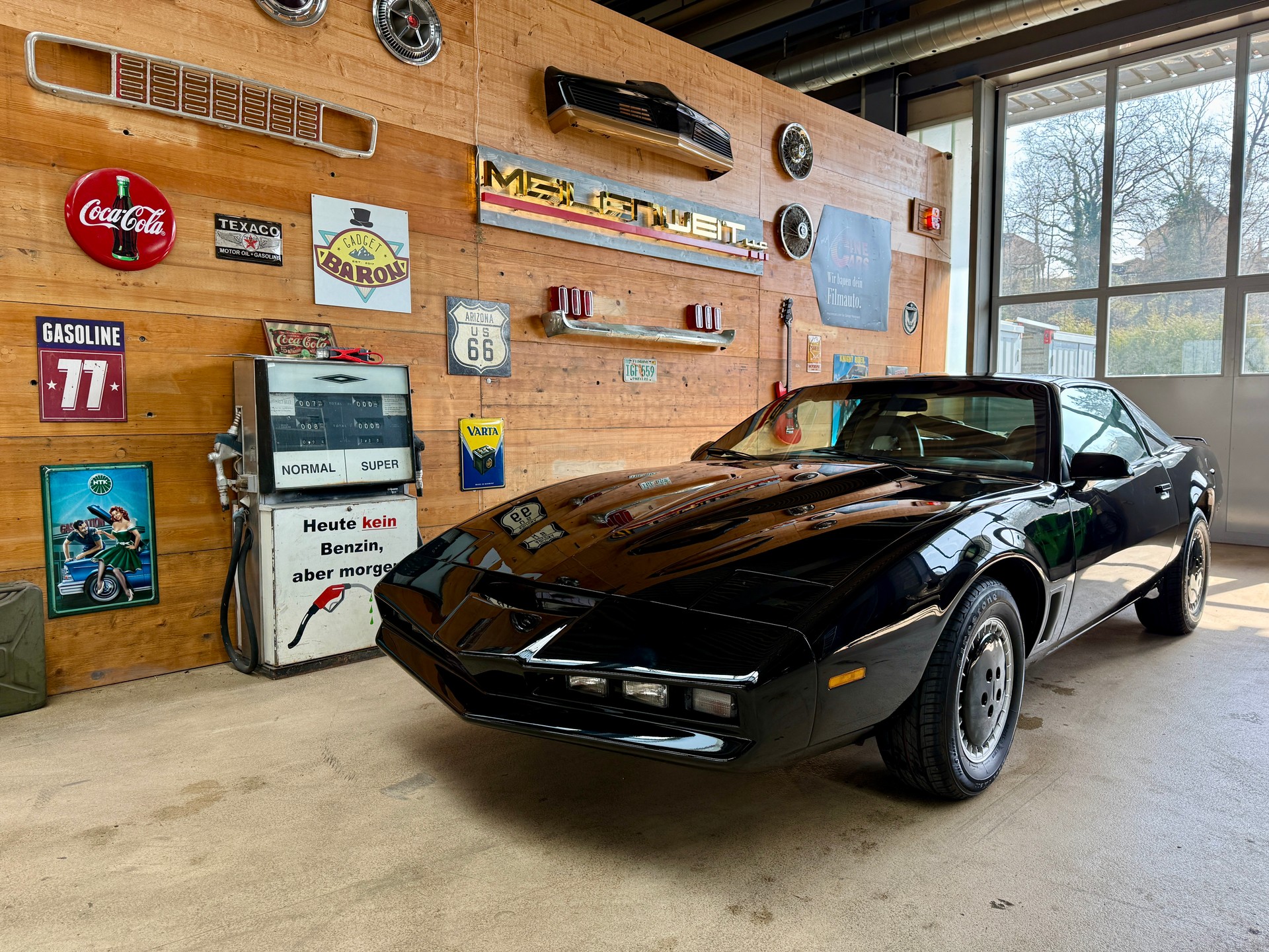 PONTIAC Firebird Trans Am-showroom-element-1