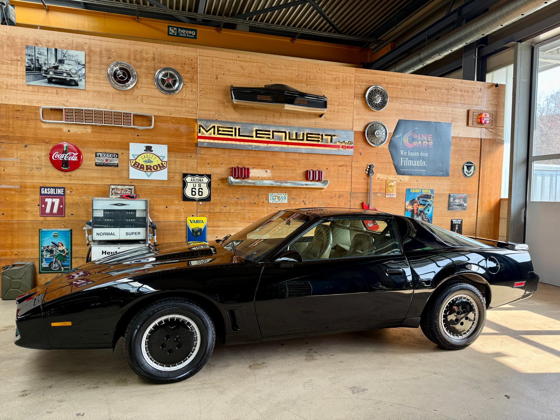 PONTIAC Firebird Trans Am-showroom-element-3