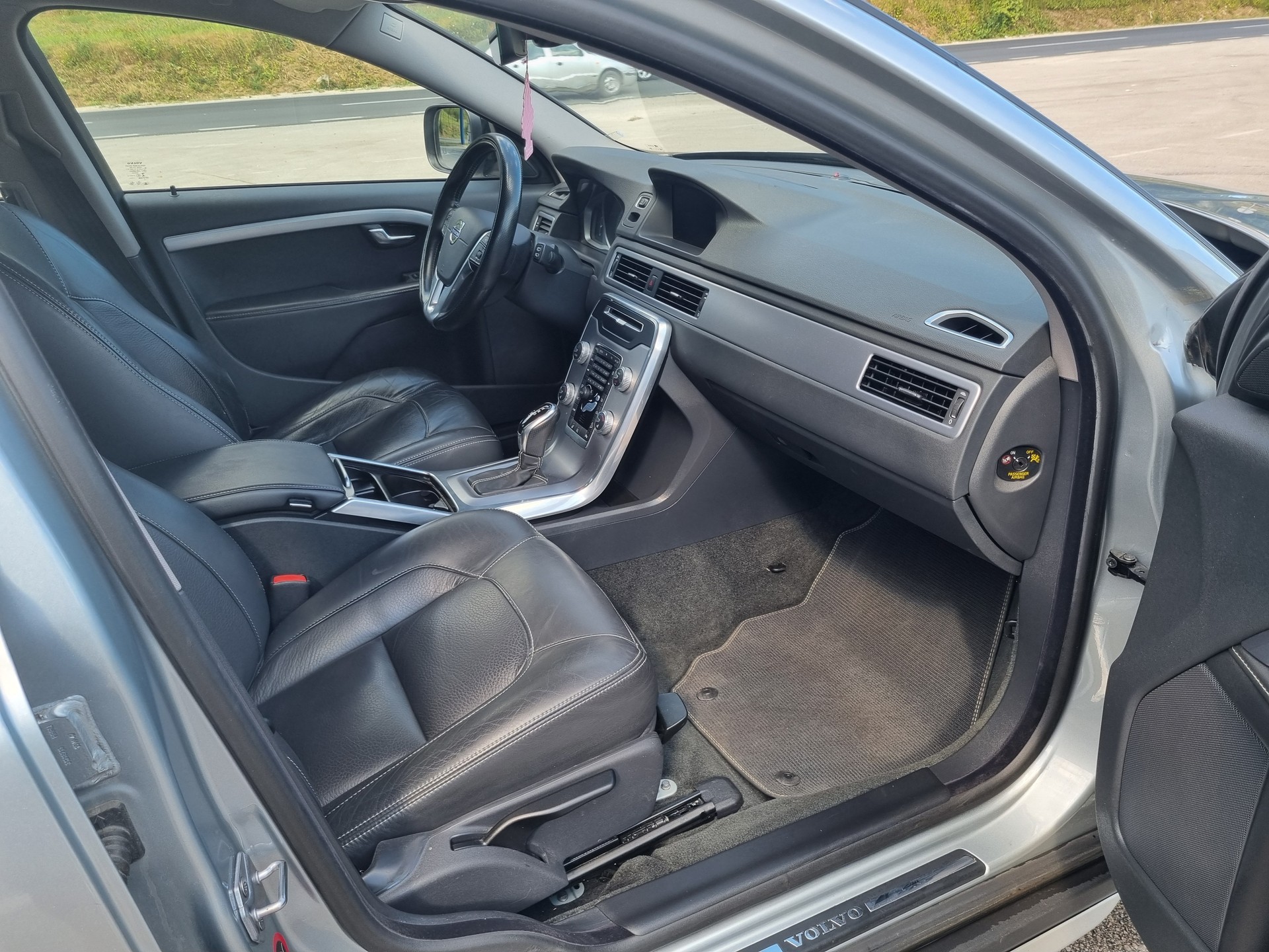 VOLVO XC70 D5 AWD Momentum Dynamic Edition Geartronic-image-3