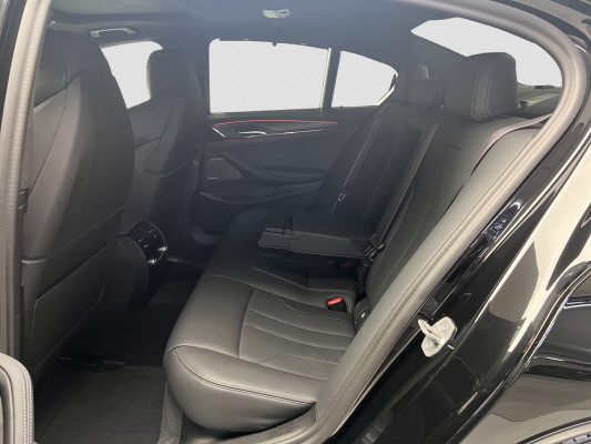 BMW M5 xDrive Competition-image-9