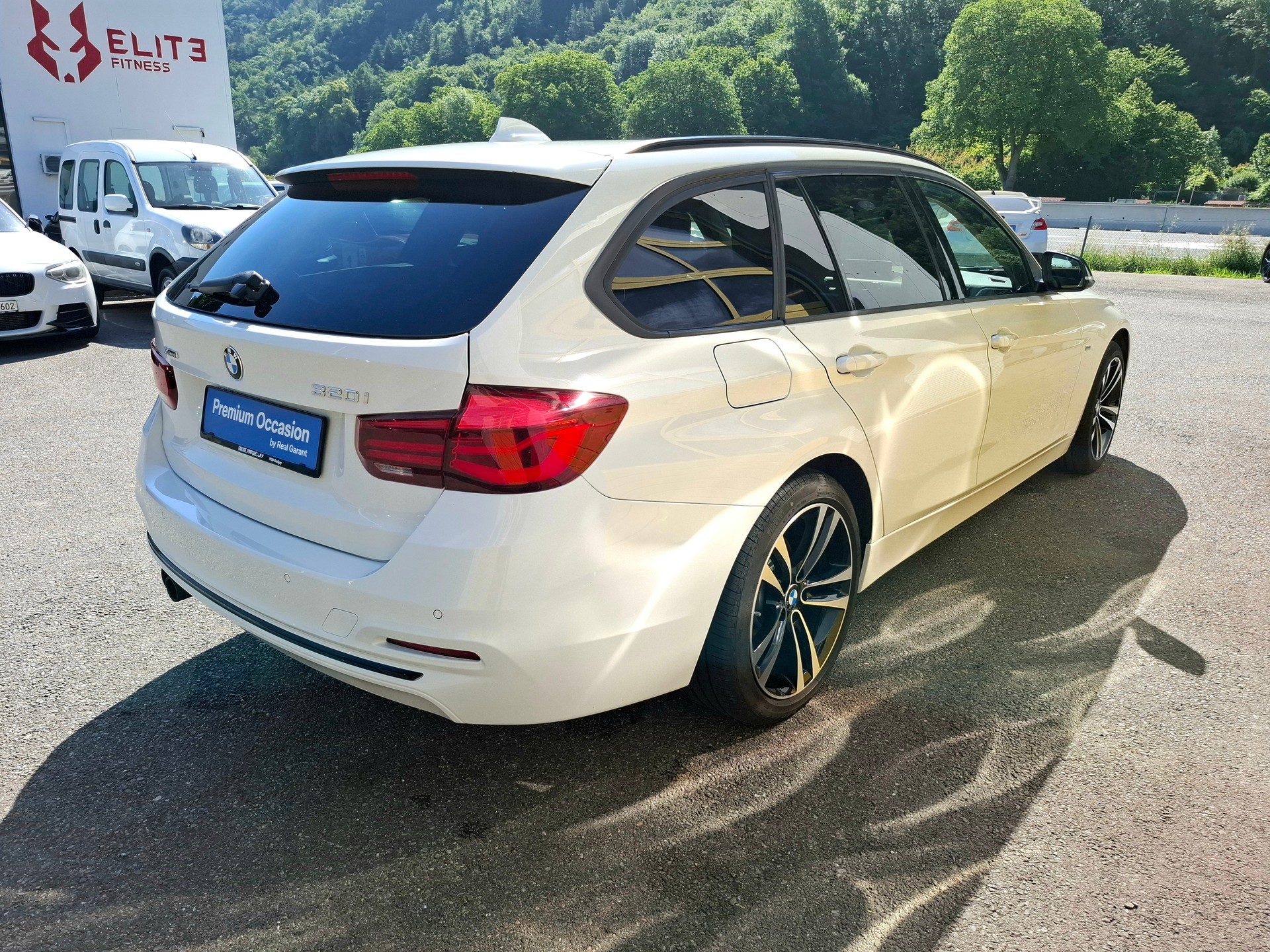 BMW 320i xDrive Touring Steptronic-image-4