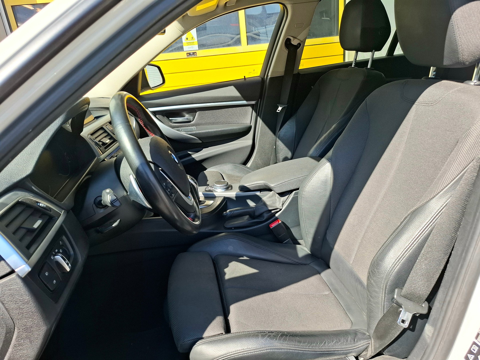 BMW 320i xDrive Touring Steptronic-image-11