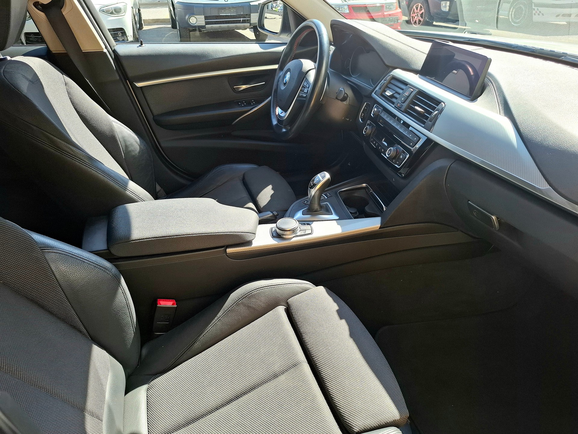 BMW 320i xDrive Touring Steptronic-image-12