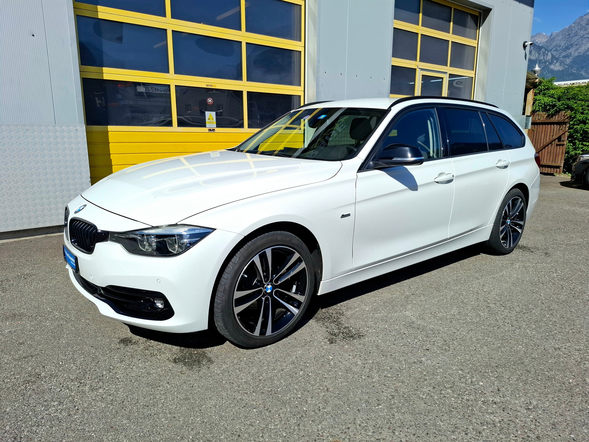 BMW 320i xDrive Touring Steptronic-image-1