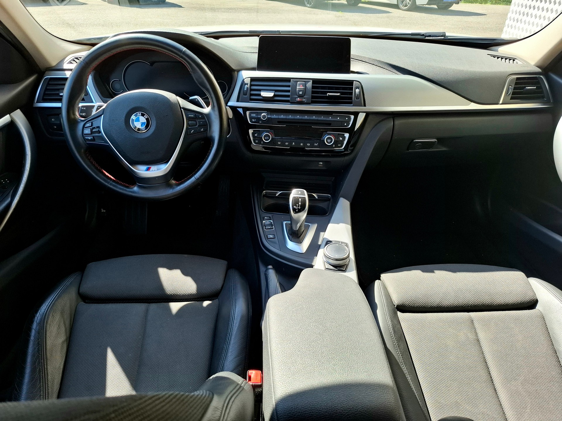 BMW 320i xDrive Touring Steptronic-image-9