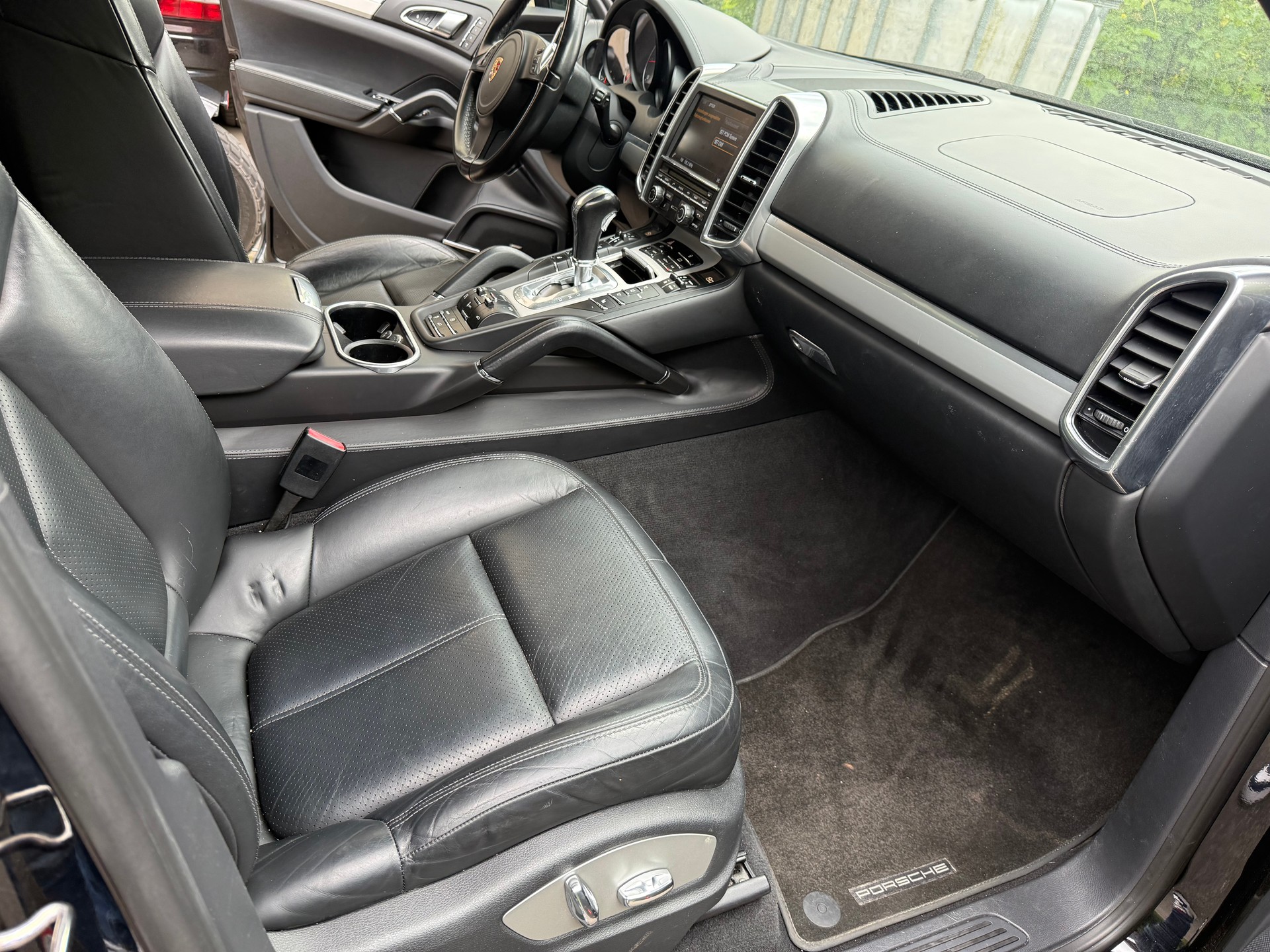 PORSCHE Cayenne Diesel-showroom-element-3