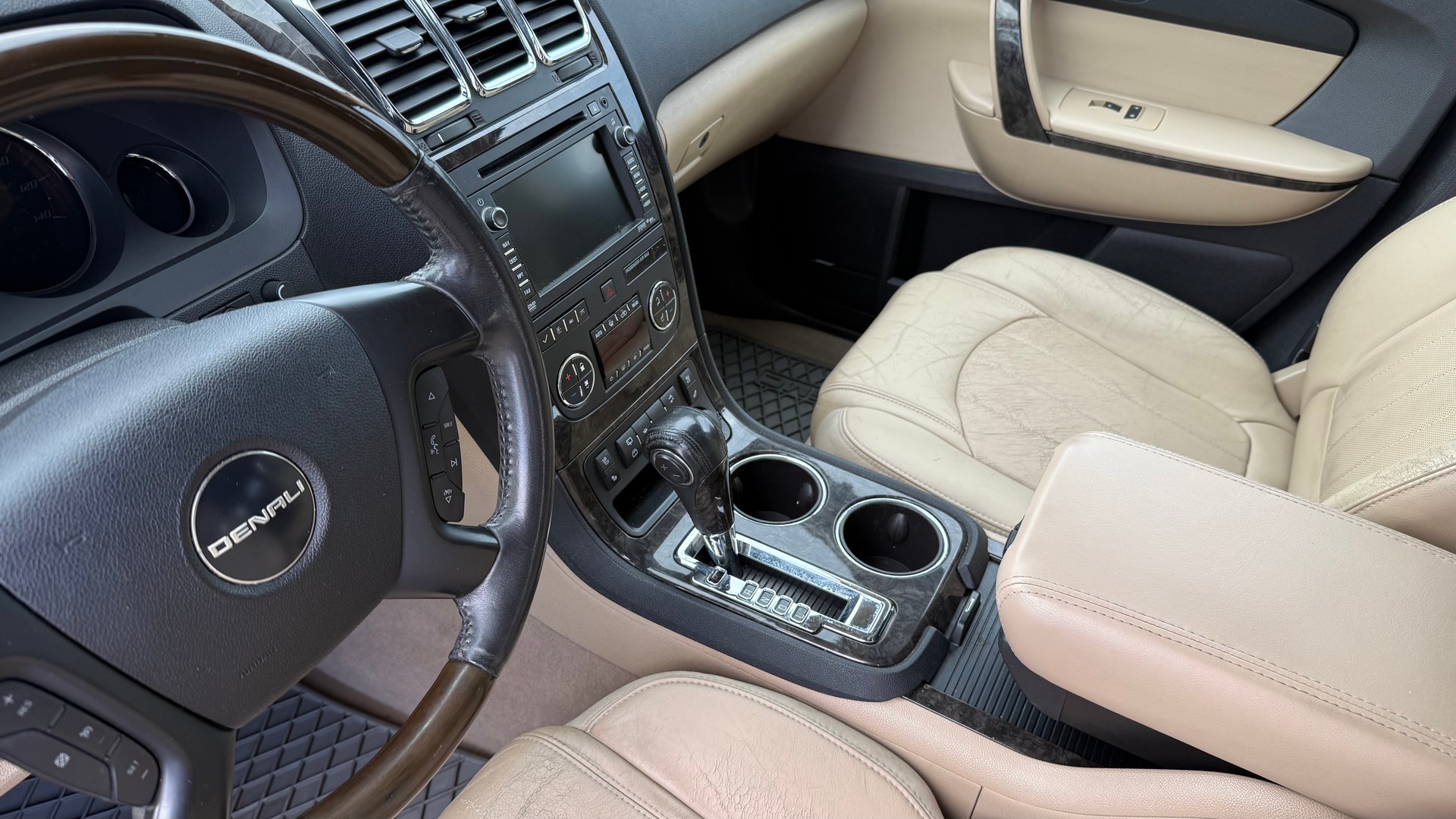 GMC Acadia 3.6 AWD-showroom-element-2