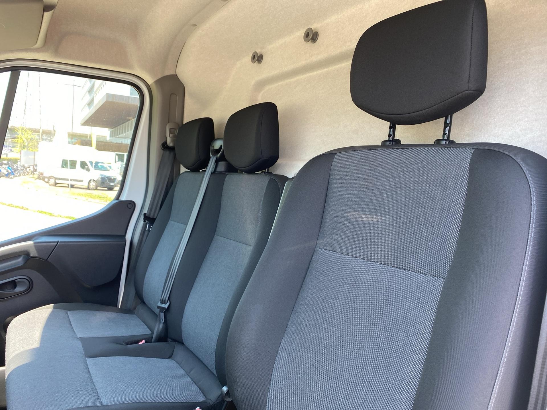 RENAULT Master T35 2.3 Blue dCi 135 L2H2-image-16