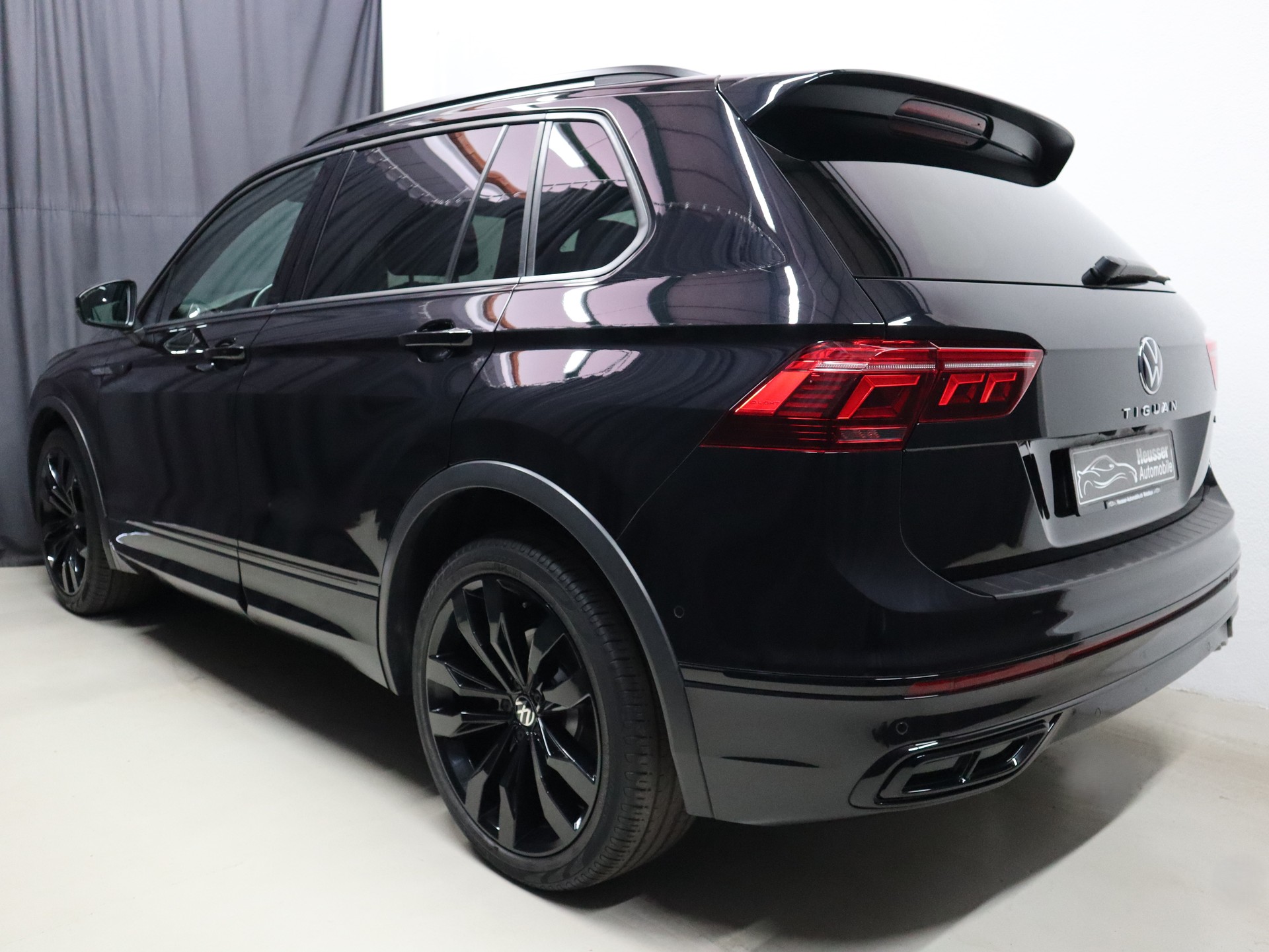 VW Tiguan 2.0TSI R-Line 4Motion DSG - Black Style - Panorama - Leder - Harman/Kardon - AHK - 360° Kamera - 245 PS-showroom-element-3