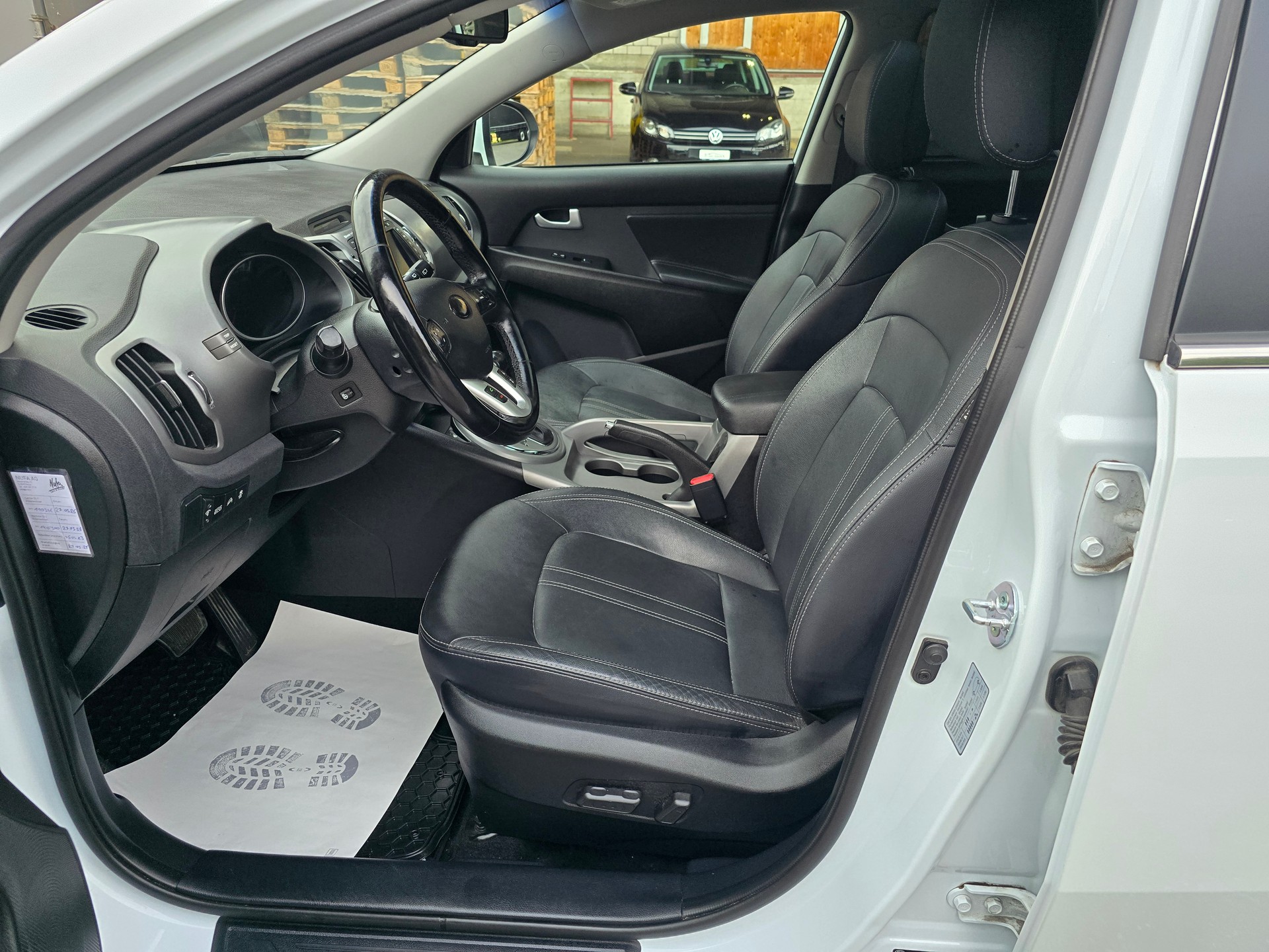 KIA Sportage 2.0 CRDi Style 4WD Automatic-image-6
