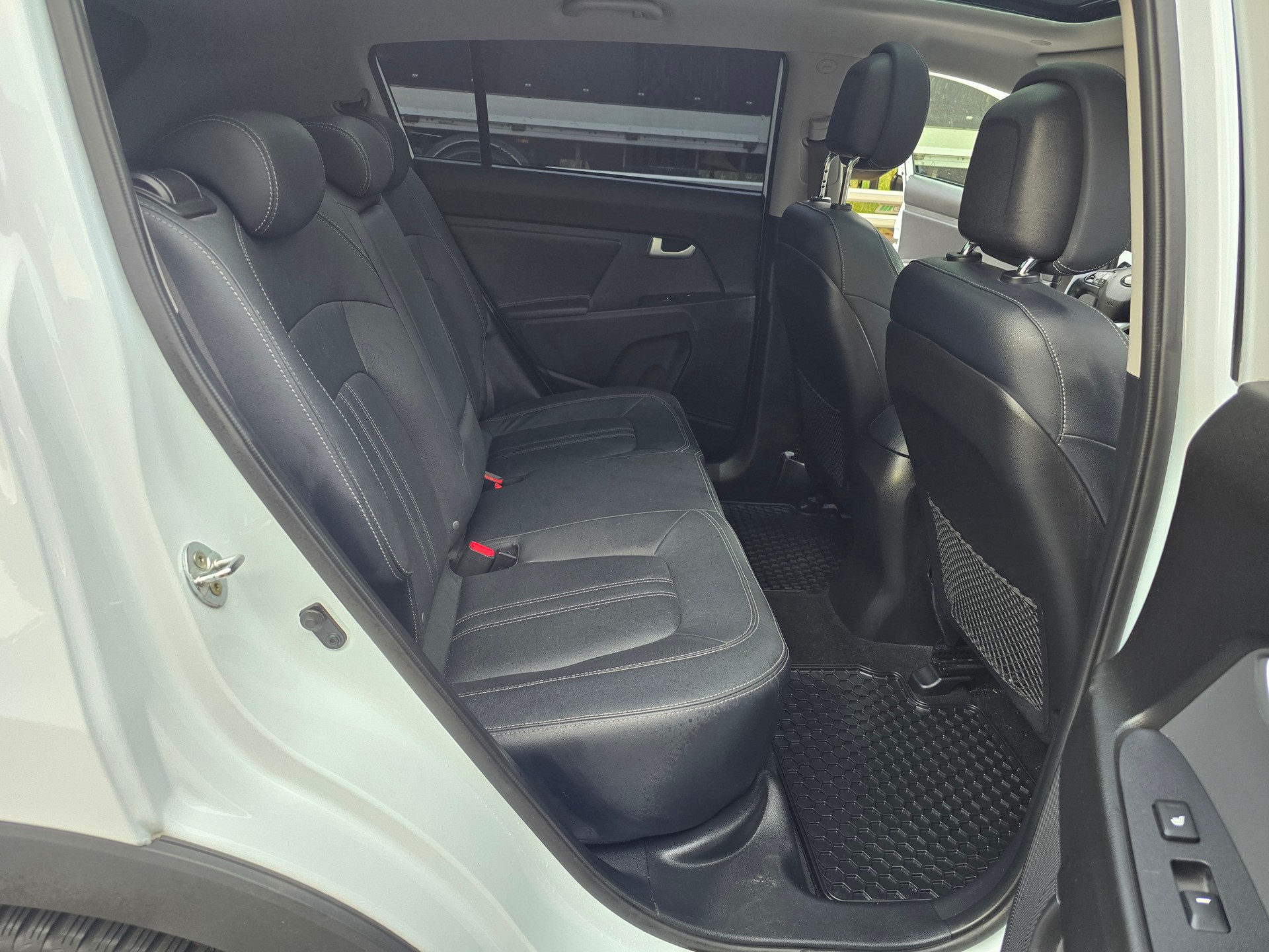 KIA Sportage 2.0 CRDi Style 4WD Automatic-image-11