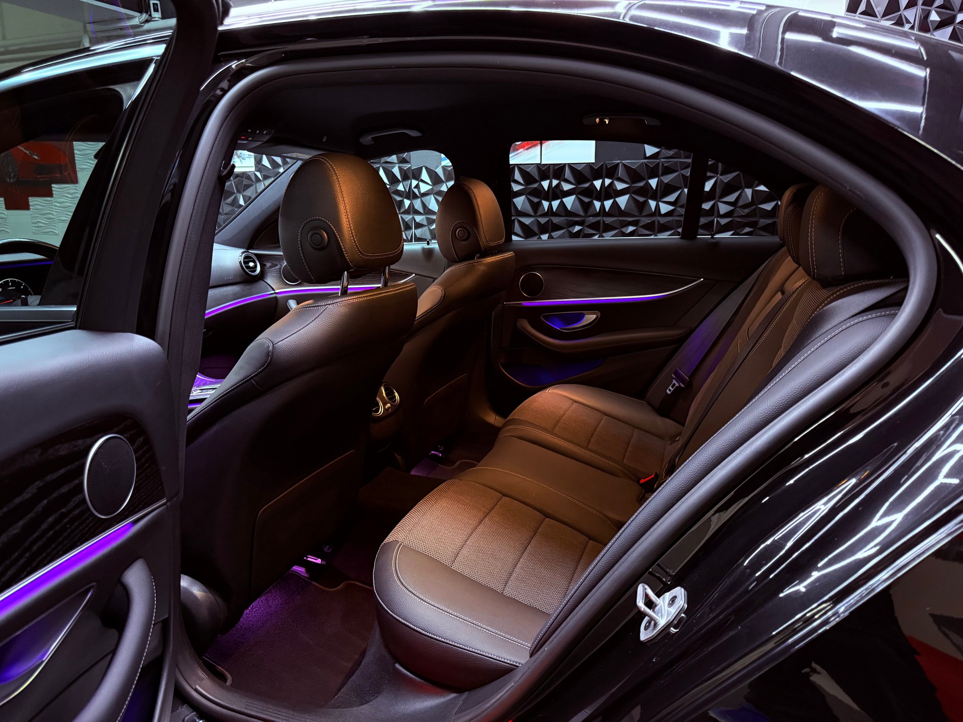 MERCEDES-BENZ E 220 d Avantgarde 9G-Tronic-image-18