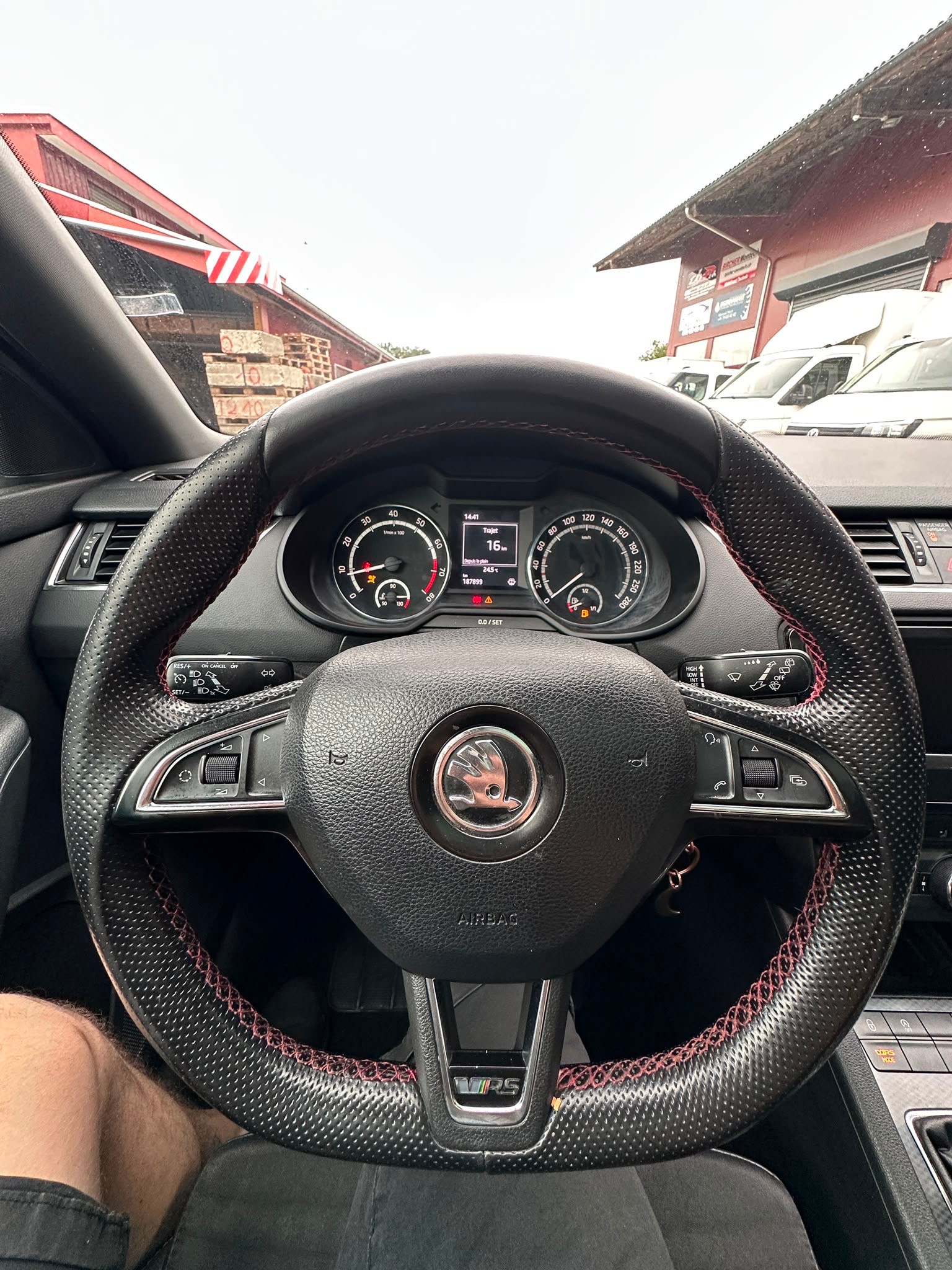 SKODA Octavia Combi 2.0 TSI RS-image-6