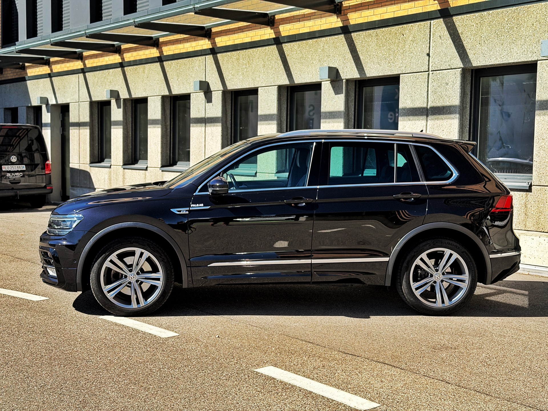 VW Tiguan 2.0 TDI SCR Highline 4Motion DSG R-Line-showroom-element-1