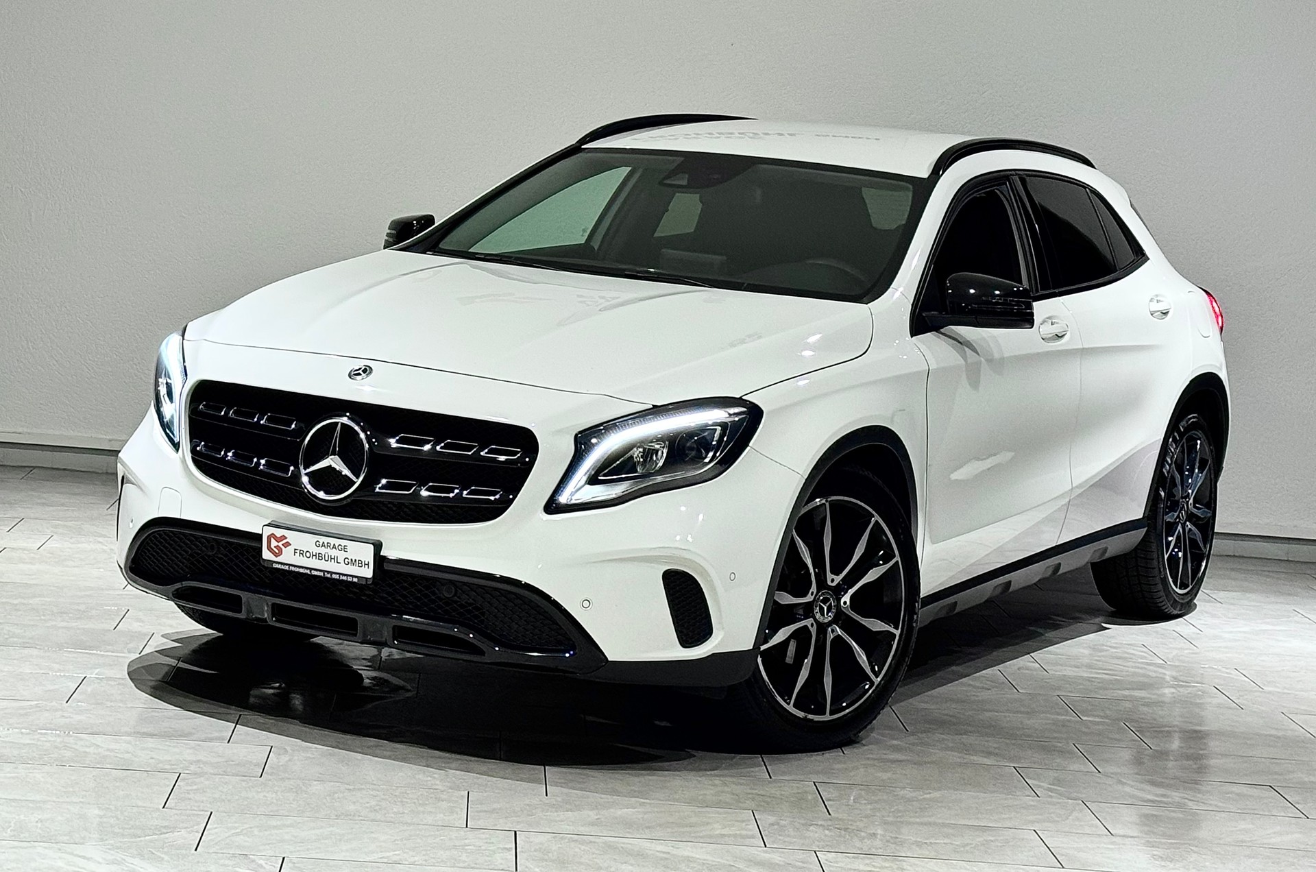 MERCEDES-BENZ GLA 200 Night Star 7G-DCT-showroom-element-3