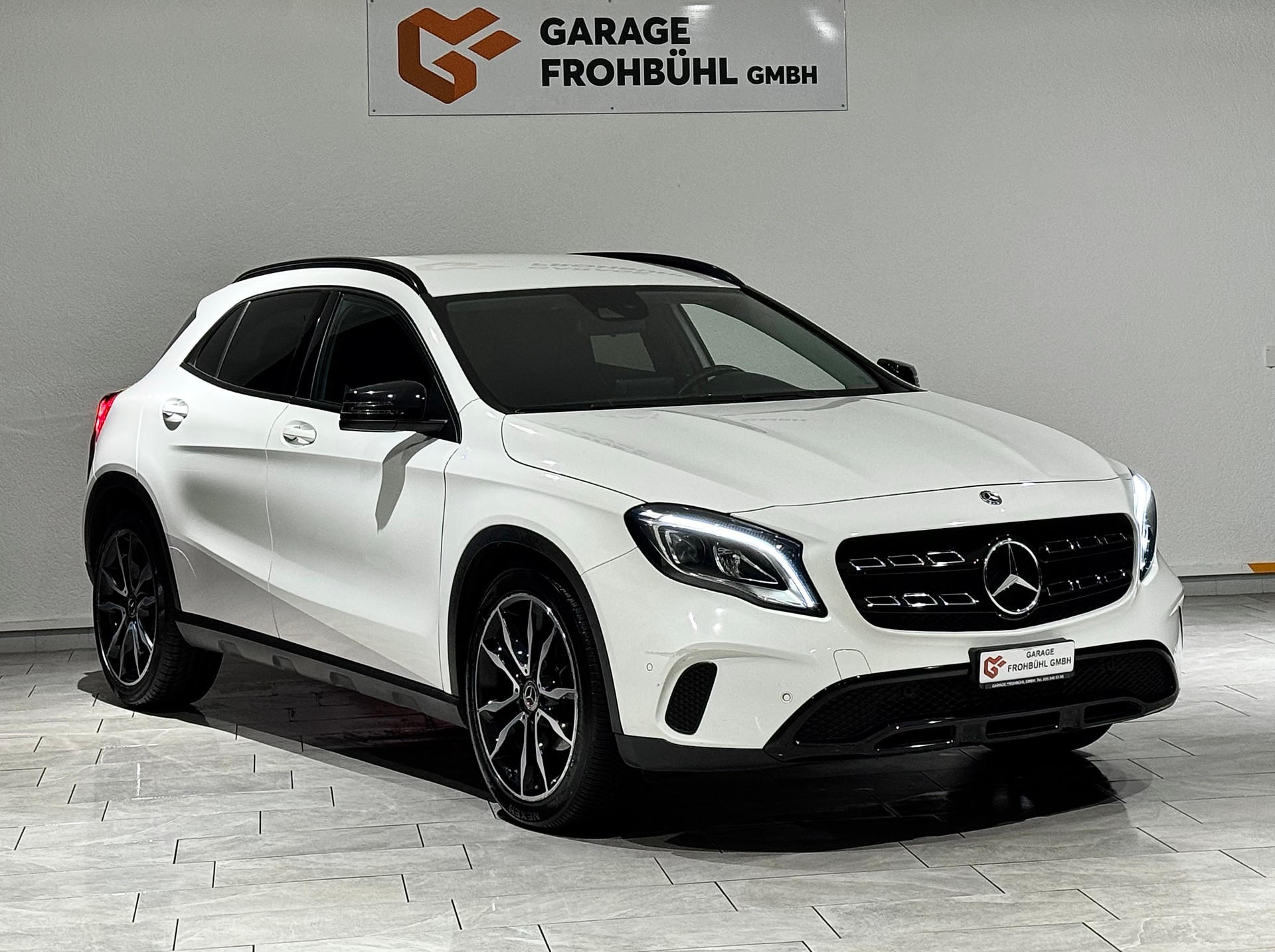 MERCEDES-BENZ GLA 200 Night Star 7G-DCT-showroom-element-2