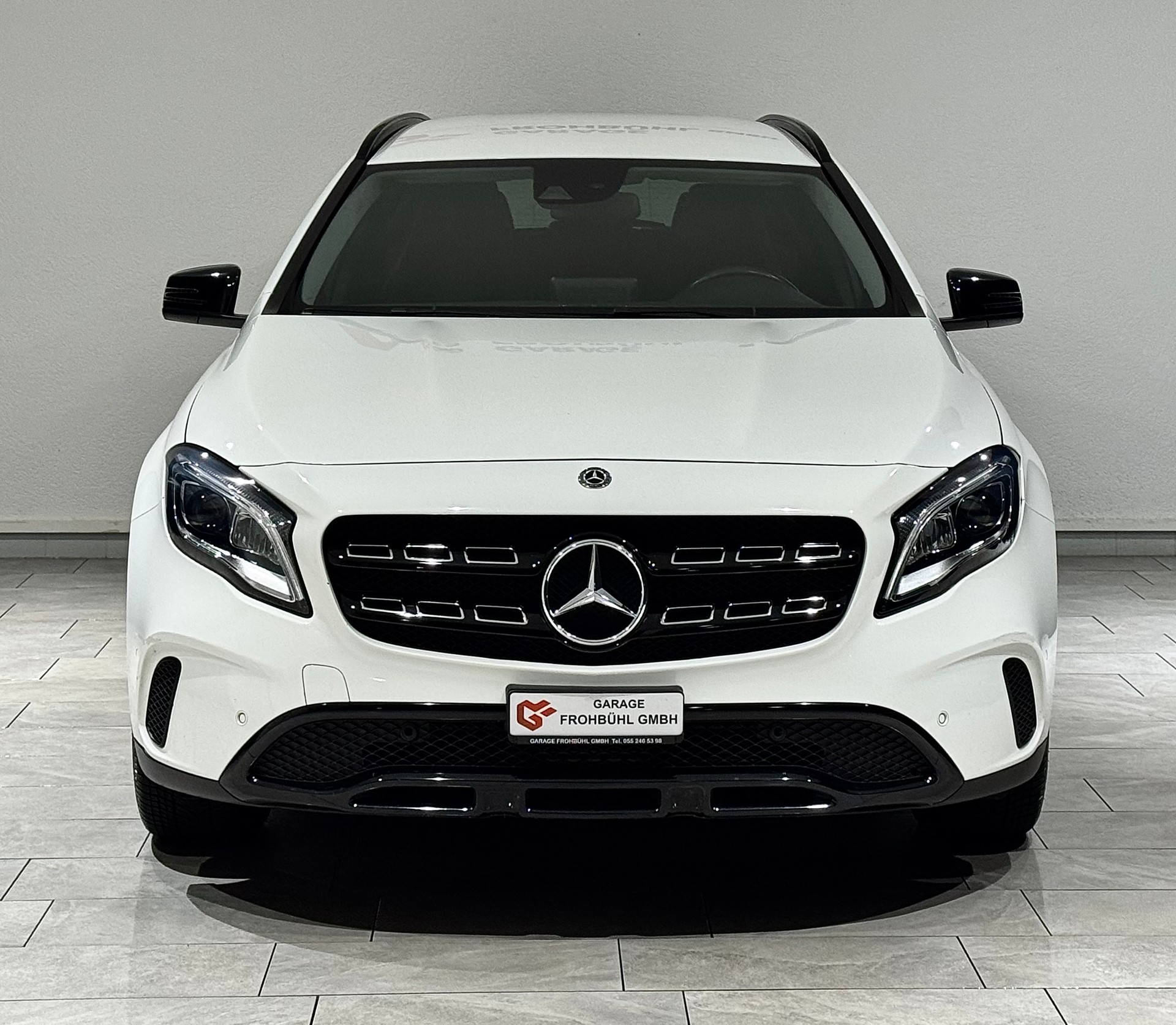 MERCEDES-BENZ GLA 200 Night Star 7G-DCT-showroom-element-1