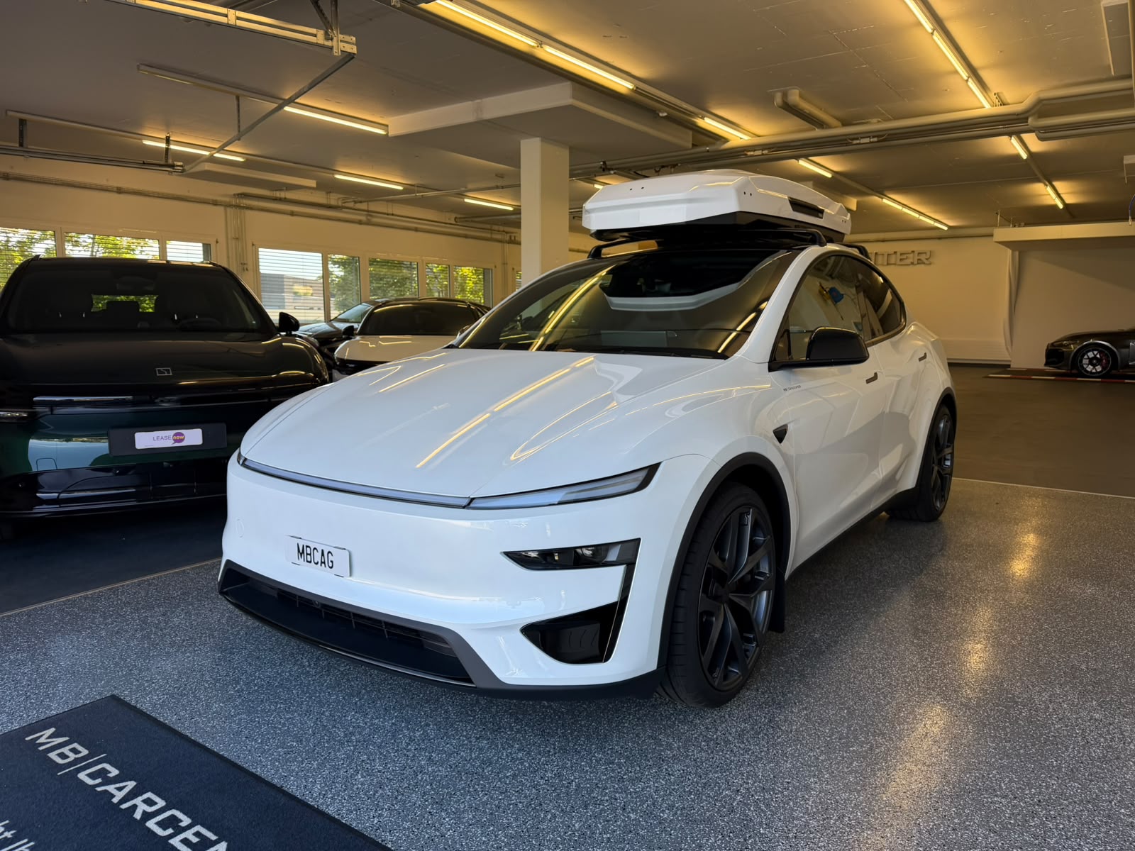 TESLA Model Y Performance AWD 626PS, Neuwagen, CH Typenschein, Dachbox-showroom-element-2