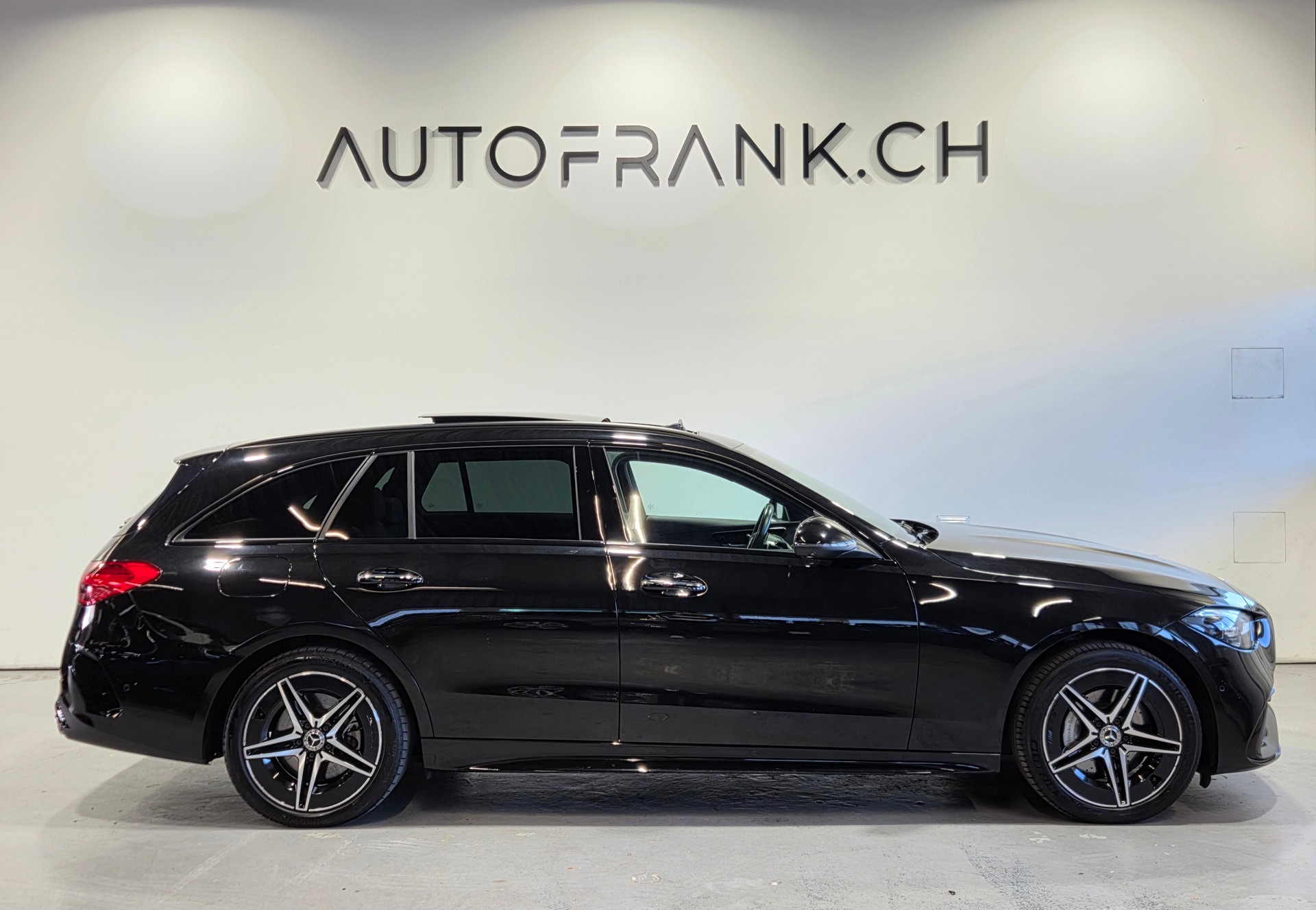 MERCEDES-BENZ C 300 e AMG Line Kombi-showroom-element-1