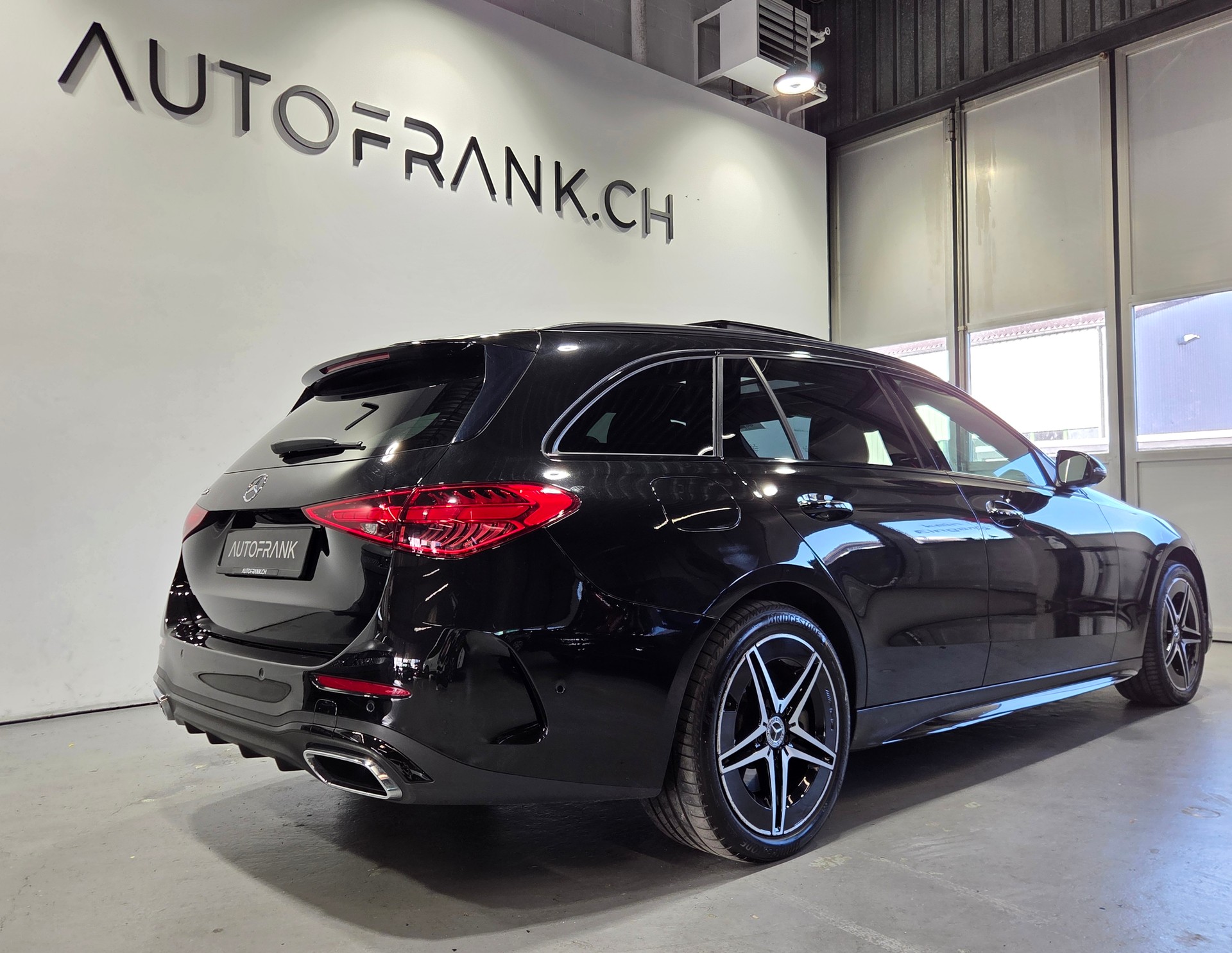 MERCEDES-BENZ C 300 e AMG Line Kombi-showroom-element-2
