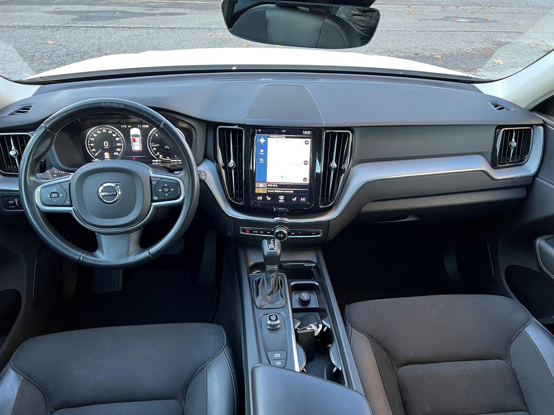 VOLVO XC60 D4 AWD Momentum Geartronic-image-9
