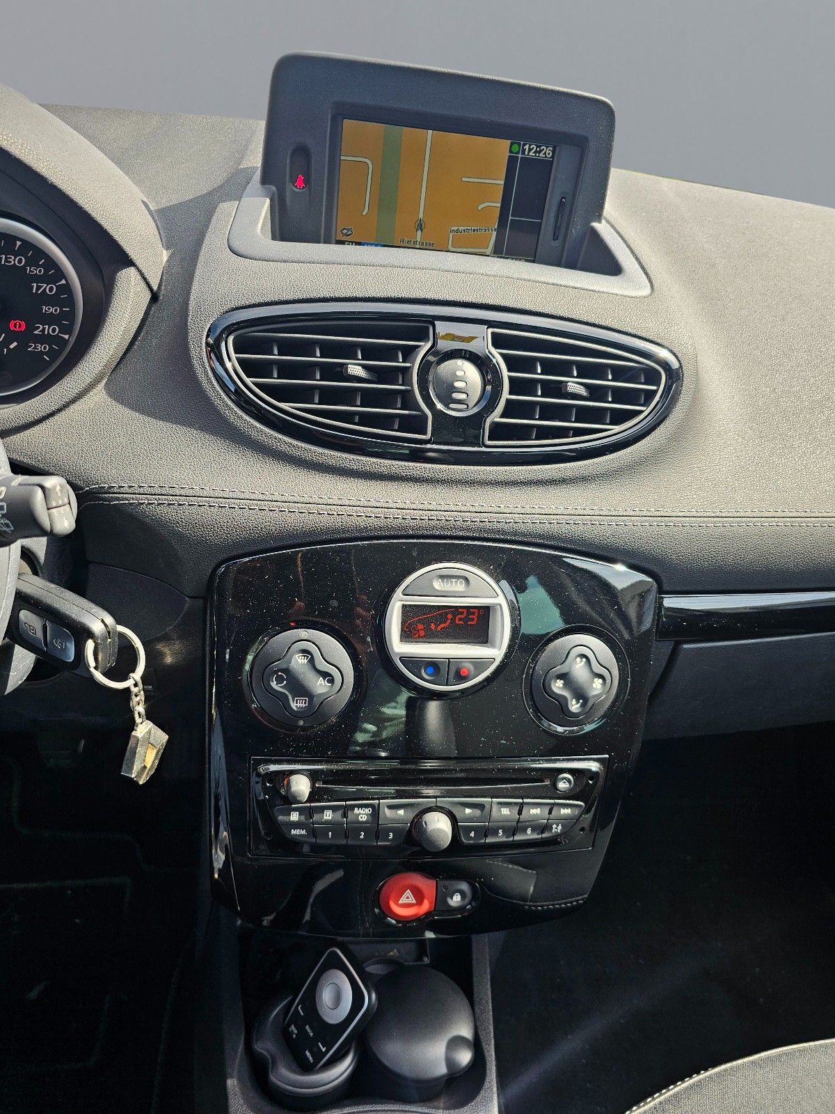 RENAULT Clio 1.2 16V Turbo Night&Day-image-12